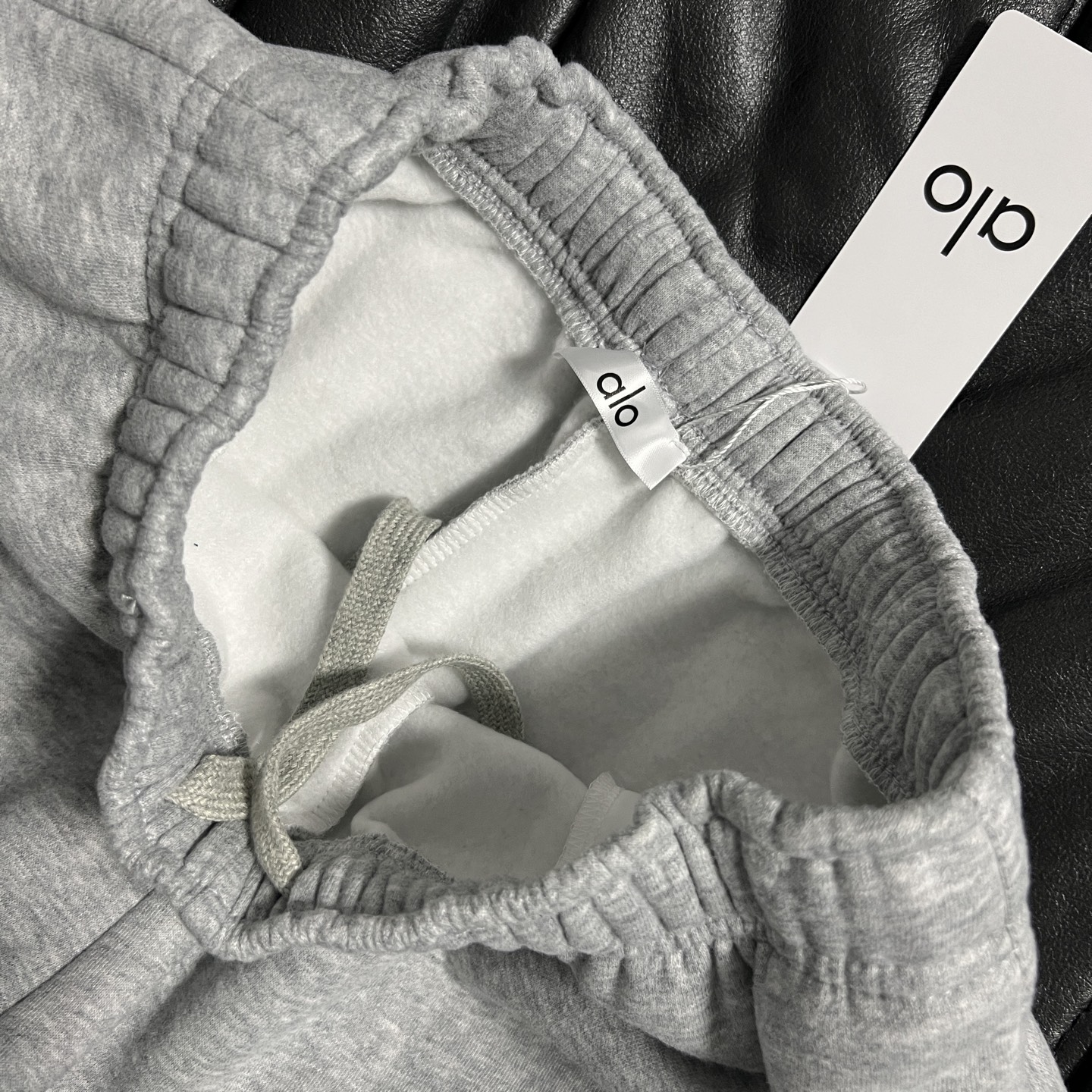 Title: Zalo25 Single-Size Female Suit for Fall and Winter Collection Summary: Zalo25 offers a versatile single-size female suit for fall and winter, featuring a short shirt and velvet material - 图片 5