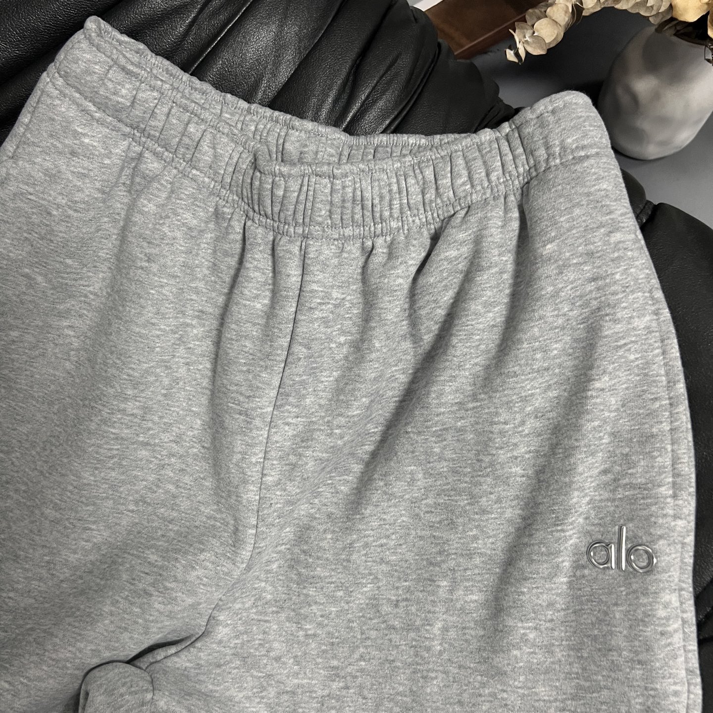 Title: Zalo25 Single-Size Female Suit for Fall and Winter Collection Summary: Zalo25 offers a versatile single-size female suit for fall and winter, featuring a short shirt and velvet material - 图片 3