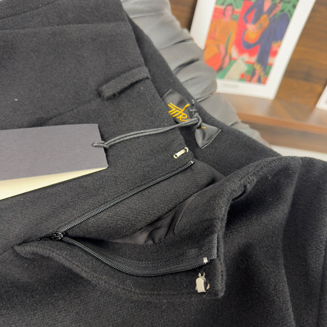“High-Waist Wool Shorts for Women: Stylish Autumn Suit with Belt and Knight Boots” - 图片 4