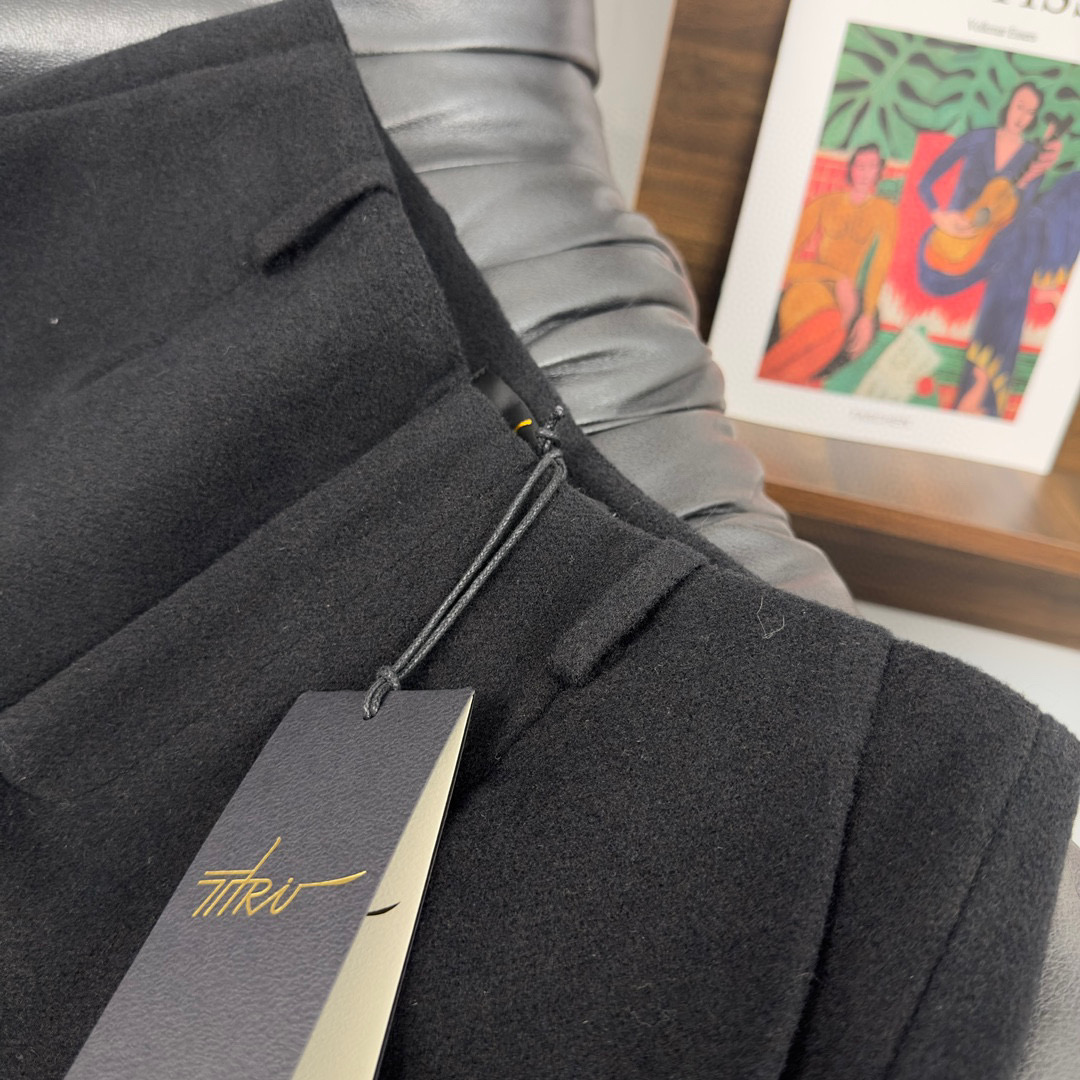 “High-Waist Wool Shorts for Women: Stylish Autumn Suit with Belt and Knight Boots” - 图片 5
