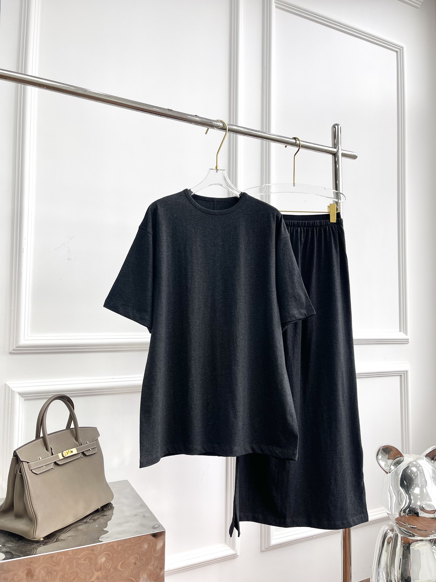 NO:433864,Korean version of simple and fashionable round neck short-sleeved T-shirt + elastic waist skirt suit Minimalist black warrior outfit | Slack feeling grasped all black lazy suit Pure cotton fabric, soft and glutinous skin-friendly, breathable and loose style hides flesh and makes it look slim, lazy feeling is full, round neck design is simple and not picky, suitable for daily commuting, elastic waist is super friendly to the figure, not tilted. The skirt side is small slit, walking with a wind, the length is just as high as the calf, it looks tall and hides the flesh, the whole set is a slack ceiling, skirts, T-shirt, tees, t-shirt, alexander wang19860909韩版简约时尚圆领短袖T恤＋松紧腰半身裙套装  极简黑武士穿搭|松弛感拿捏被问爆的all black懒人套装 纯棉面料,软糯亲肤又透气宽松版型藏肉显瘦,慵懒感拉满,圆领设计简约不挑人,日常/通勤都适配 松紧腰对身材超友好,不勒肉.裙摆两侧小开叉,走路带风,长度刚好到小腿,显高又藏肉整套搭起来就是松弛感天花板,,skirts,T-shirt,tees，t-shirt,alexander wang,Women's clothing