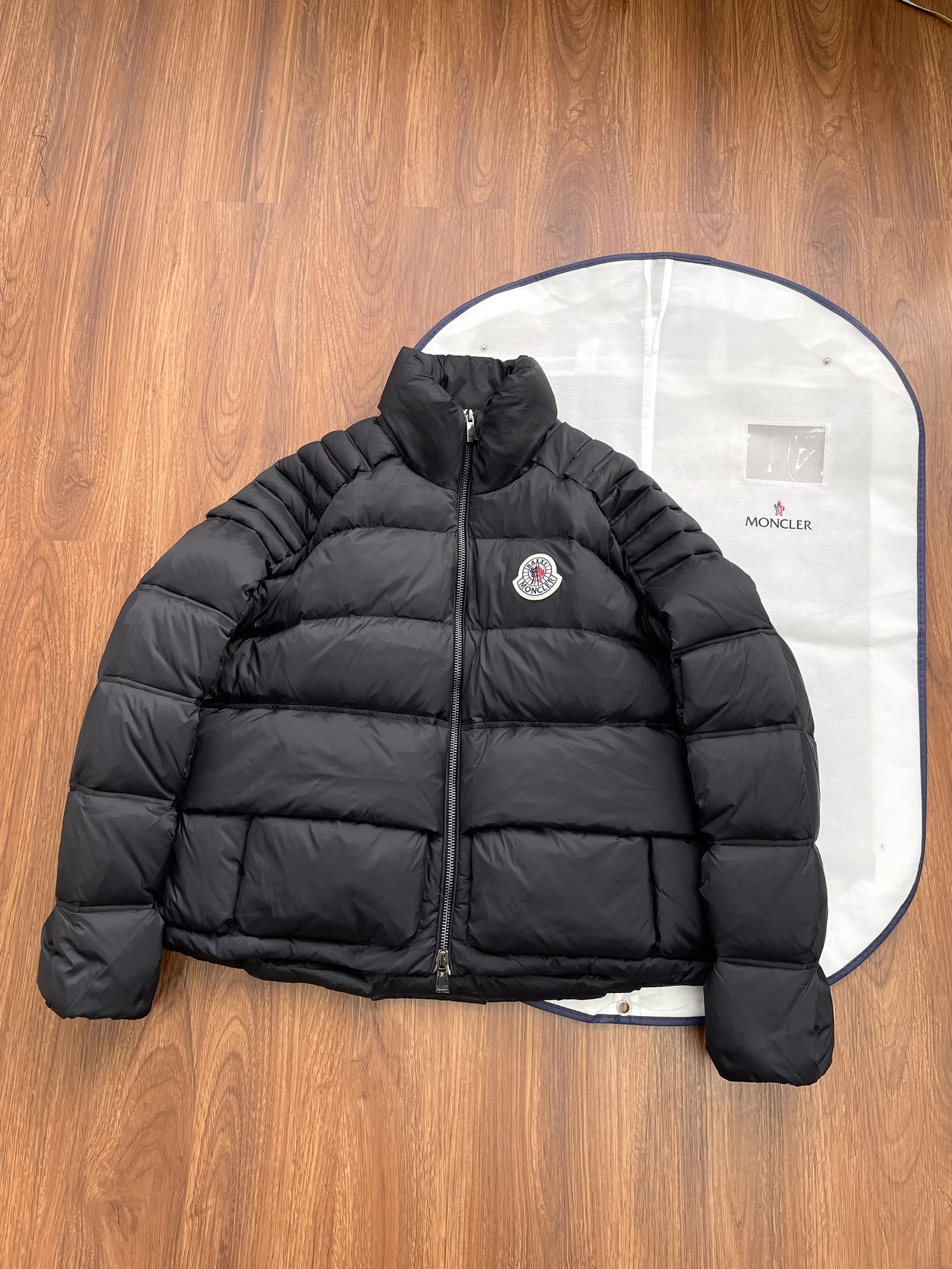 NO:535952,MonclerxRaxxy co-branded stand collar zipper logo down jacket with dust bag. Classic black is never out of date, versatile and high-end. The stand collar design makes the face look small and windproof and warm. The brand seal on the chest is the finishing touch, exquisite and recognizable. The letter embossed on the back is super design-like, and the details control ecstasy. Wear it and walk on the street and turn it back and pull it straight. Color black. Number of 1234., Moncler, down jacket, alexander wang19860909配防尘袋蒙口MonclerxRaxxy联名款立领拉链徽标羽绒服 经典黑色永不过时,百搭又高级 立领设计超显脸小,还能防风保暖胸前的品牌微章是点睛之笔,精致又有辨识度 后背的字母压纹超有设计感,细节控狂喜 穿上它走在街上回头率直接拉满 颜色黑色 码数1234,,Moncler,down jacket,alexander wang,Women's clothing