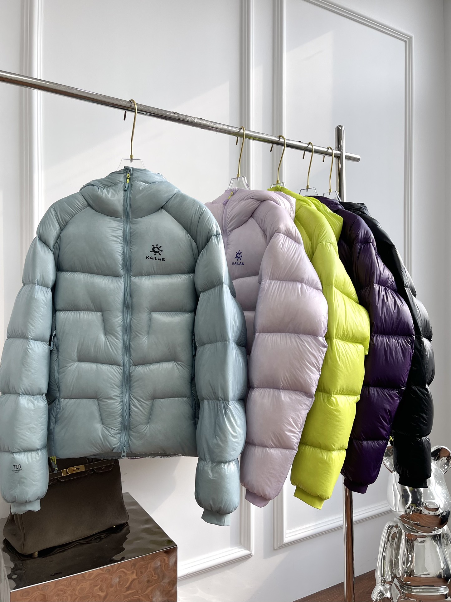 NO:590431,Equipped with dust bag KAILAS 5000GT down jacket 1000-fill water-repellent goose down lightweight jacket to keep warm outdoors. Thousand-fill thermal insulation, 1000-fill goose down, no fear of severe cold, excellent warmth, water-repellent treatment, both comfortable and weather-resistant. Three-dimensional down-filled structure, iconic split design, the down is fully fluffy, and the temperature is evenly locked and warmed. High-collar design, close-fitting and warm. Adjustable hood, hood opening and hood circumference are adjustable  Elastic cuffs, comfortable and windproof, outer pockets, keep your hands warm, drawstring at the hem, flexible adjustment of elasticity. Color: Tianchi blue, jade snow powder, pine green, mysterious purple, black iron black, jackets & coats, down jacket, hats, alexander wang19860909配防尘袋KAILAS凯乐石5000GT羽绒服1000蓬拒水鹅绒轻量外套保暖户外  千蓬保暖力,1000蓬鹅绒,无惧严寒出色保暖,拒水处理,舒适与耐候兼具 立体充绒结构,标志性分割设计,绒朵充分蓬松,锁温均匀保暖提升 高领设计,贴合保暖 可调节风帽,帽口及帽围一体可调 弹力袖口,舒适防风 外侧口袋,插手取暖 下摆抽绳,灵活调节松紧 颜色天池蓝、玉雪粉、松翠绿、玄幽紫、玄铁黑,,jackets & coats,down jacket,hats,alexander wang,Women's clothing