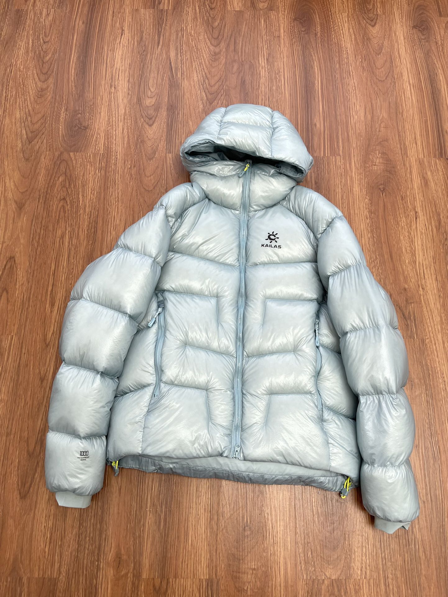 NO:588344,Equipped with dust bag KAILAS 5000GT down jacket 1000-fill water-repellent goose down lightweight jacket to keep warm outdoors. Thousand-fill thermal insulation, 1000-fill goose down, no fear of severe cold, excellent warmth, water-repellent treatment, both comfortable and weather-resistant. Three-dimensional down-filled structure, iconic split design, the down is fully fluffy, and the temperature is evenly locked and warmed. High-collar design, close-fitting and warm. Adjustable hood, hood opening and hood circumference are adjustable  Elastic cuffs, comfortable and windproof. Outside pockets, keep your hands warm. Drawstring at hem, flexible adjustment of elasticity. Color: Tianchi blue, jade snow powder, pine green, mysterious purple, black iron. Tianchi blue details,,jackets & coats,down jacket,hats,alexander wang19860909配防尘袋KAILAS凯乐石5000GT羽绒服1000蓬拒水鹅绒轻量外套保暖户外  千蓬保暖力,1000蓬鹅绒,无惧严寒出色保暖,拒水处理,舒适与耐候兼具 立体充绒结构,标志性分割设计,绒朵充分蓬松,锁温均匀保暖提升 高领设计,贴合保暖 可调节风帽,帽口及帽围一体可调 弹力袖口,舒适防风 外侧口袋,插手取暖 下摆抽绳,灵活调节松紧 颜色天池蓝、玉雪粉、松翠绿、玄幽紫、玄铁黑天池蓝细节,,jackets & coats,down jacket,hats,alexander wang,Women's clothing