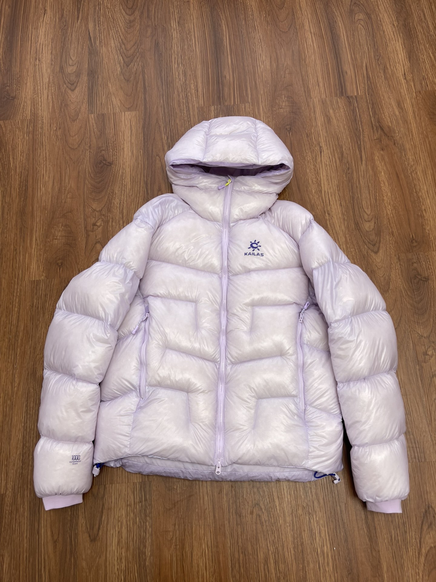 NO:588313,Equipped with dust bag KAILAS 5000GT down jacket 1000-fill water-repellent goose down lightweight jacket to keep warm outdoors. Thousand-fill thermal insulation, 1000-fill goose down, no fear of severe cold, excellent warmth, water-repellent treatment, both comfortable and weather-resistant. Three-dimensional down-filled structure, iconic split design, the down is fully fluffy, and the temperature is evenly locked and warmed. High-collar design, close-fitting and warm. Adjustable hood, hood opening and hood circumference are adjustable  Elastic cuffs, comfortable and windproof, outer pockets, keep your hands warm, drawstring at hem, flexible adjustment of elasticity. Color: Tianchi blue, jade snow powder, pine green, mysterious purple, black iron black jade snow powder. Details, jackets & coats, down jacket, hats, alexander wang19860909配防尘袋KAILAS凯乐石5000GT羽绒服1000蓬拒水鹅绒轻量外套保暖户外  千蓬保暖力,1000蓬鹅绒,无惧严寒出色保暖,拒水处理,舒适与耐候兼具 立体充绒结构,标志性分割设计,绒朵充分蓬松,锁温均匀保暖提升 高领设计,贴合保暖 可调节风帽,帽口及帽围一体可调 弹力袖口,舒适防风 外侧口袋,插手取暖 下摆抽绳,灵活调节松紧 颜色天池蓝、玉雪粉、松翠绿、玄幽紫、玄铁黑玉雪粉细节,,jackets & coats,down jacket,hats,alexander wang,Women's clothing