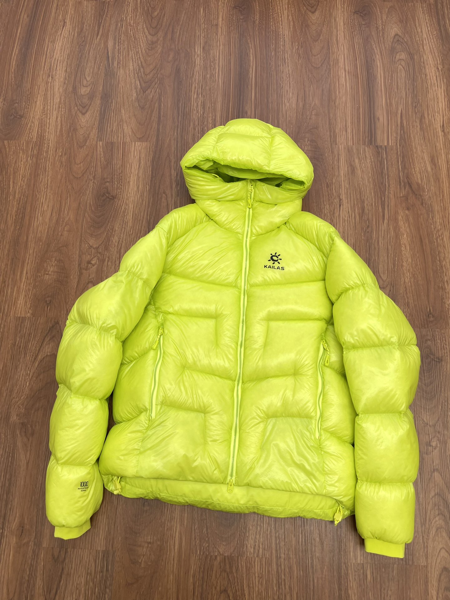 NO:588318,Equipped with dust bag KAILAS 5000GT down jacket 1000-fill water-repellent goose down lightweight jacket to keep warm outdoors. Thousand-fill thermal insulation, 1000-fill goose down, no fear of severe cold, excellent warmth, water-repellent treatment, both comfortable and weather-resistant. Three-dimensional down-filled structure, iconic split design, the down is fully fluffy, and the temperature is evenly locked and warmed. High-collar design, close-fitting and warm. Adjustable hood, hood opening and hood circumference are adjustable  Elastic cuffs, comfortable and windproof, outer pockets, keep hands warm, drawstring at hem, flexible adjustment of elasticity. Color: Tianchi blue, jade snow powder, pine green, mysterious purple, black iron and black pine green details,,jackets & coats,down jacket,hats,alexander wang19860909配防尘袋KAILAS凯乐石5000GT羽绒服1000蓬拒水鹅绒轻量外套保暖户外  千蓬保暖力,1000蓬鹅绒,无惧严寒出色保暖,拒水处理,舒适与耐候兼具 立体充绒结构,标志性分割设计,绒朵充分蓬松,锁温均匀保暖提升 高领设计,贴合保暖 可调节风帽,帽口及帽围一体可调 弹力袖口,舒适防风 外侧口袋,插手取暖 下摆抽绳,灵活调节松紧 颜色天池蓝、玉雪粉、松翠绿、玄幽紫、玄铁黑松翠绿细节,,jackets & coats,down jacket,hats,alexander wang,Women's clothing