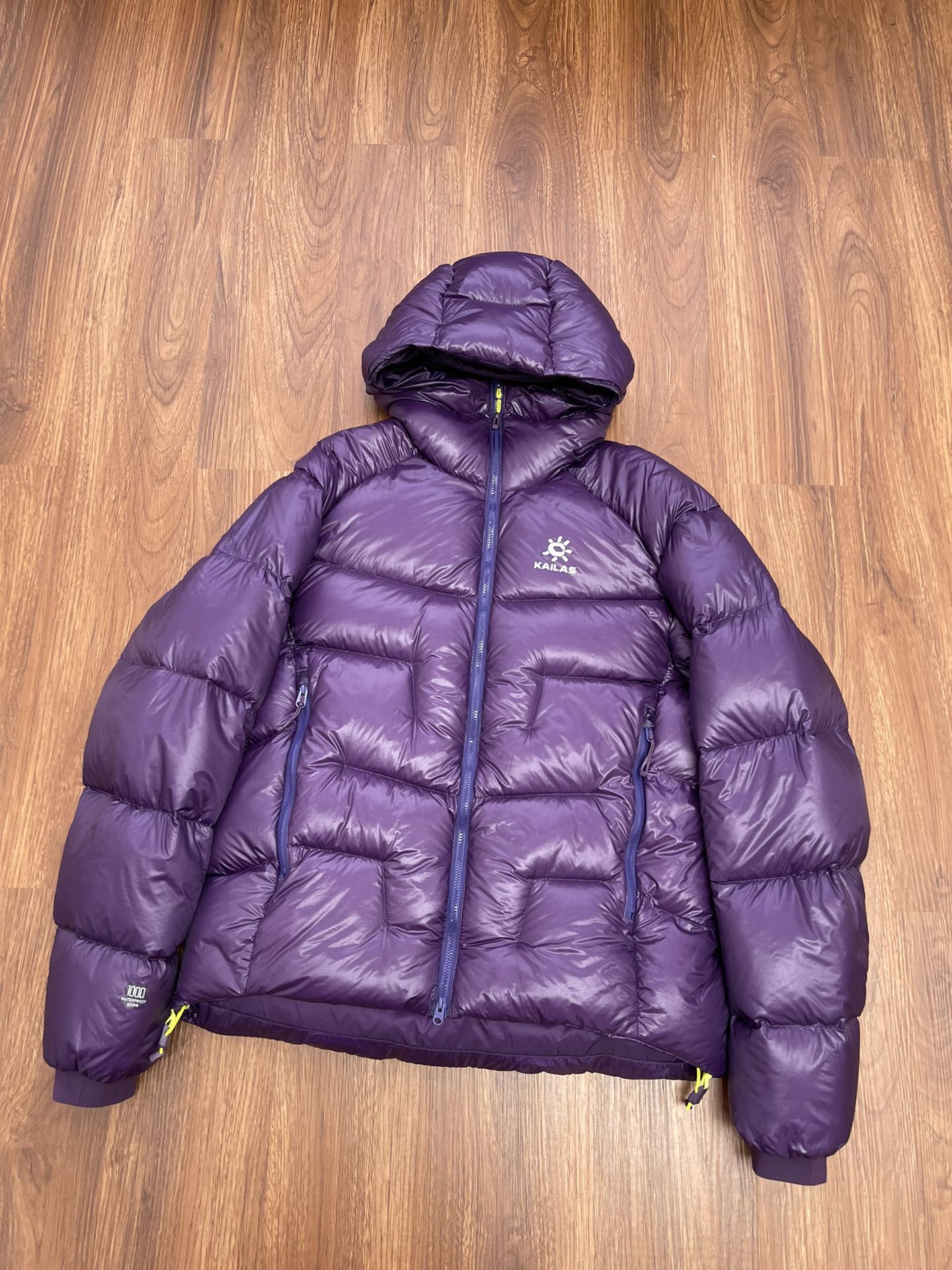 NO:588327,Equipped with dust bag KAILAS 5000GT down jacket 1000-fill water-repellent goose down lightweight jacket to keep warm outdoors. Thousand-fill thermal insulation, 1000-fill goose down, no fear of severe cold, excellent warmth, water-repellent treatment, both comfortable and weather-resistant. Three-dimensional down-filled structure, iconic split design, the down is fully fluffy, and the temperature is evenly locked and warmed. High-collar design, close-fitting and warm. Adjustable hood, hood opening and hood circumference are adjustable  Elastic cuffs, comfortable and windproof, outer pockets, keep hands warm, drawstring at hem, flexible adjustment of elasticity. Color: Tianchi blue, jade snow powder, pine green, mysterious purple, black iron black, mysterious purple details,,jackets & coats,down jacket,hats,alexander wang19860909配防尘袋KAILAS凯乐石5000GT羽绒服1000蓬拒水鹅绒轻量外套保暖户外  千蓬保暖力,1000蓬鹅绒,无惧严寒出色保暖,拒水处理,舒适与耐候兼具 立体充绒结构,标志性分割设计,绒朵充分蓬松,锁温均匀保暖提升 高领设计,贴合保暖 可调节风帽,帽口及帽围一体可调 弹力袖口,舒适防风 外侧口袋,插手取暖 下摆抽绳,灵活调节松紧 颜色天池蓝、玉雪粉、松翠绿、玄幽紫、玄铁黑玄幽紫细节,,jackets & coats,down jacket,hats,alexander wang,Women's clothing