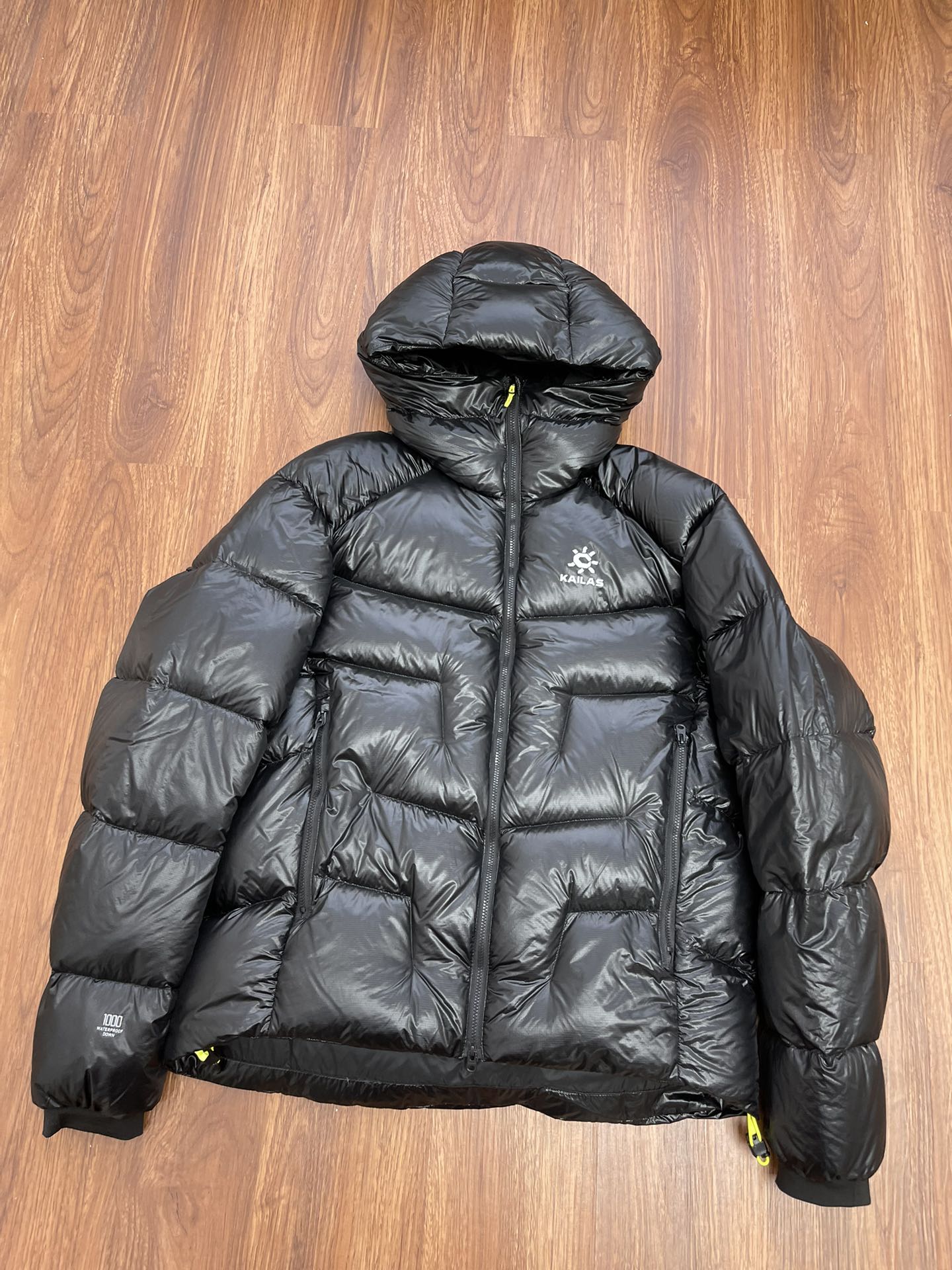 NO:588335,Equipped with dust bag KAILAS 5000GT down jacket 1000-fill water-repellent goose down lightweight jacket to keep warm outdoors. Thousand-fill thermal insulation, 1000-fill goose down, no fear of severe cold, excellent warmth, water-repellent treatment, both comfortable and weather-resistant. Three-dimensional down-filled structure, iconic split design, the down is fully fluffy, and the temperature is evenly locked and warmed. High-collar design, close-fitting and warm. Adjustable hood, hood opening and hood circumference are adjustable  Elastic cuffs, comfortable and windproof, outer pockets, keep hands warm, drawstring at hem, flexible adjustment of elasticity. Color: Tianchi blue, jade snow powder, pine green, mysterious purple, black iron black, black iron black, details, jackets & coats, down jacket, hats, alexander wang19860909配防尘袋KAILAS凯乐石5000GT羽绒服1000蓬拒水鹅绒轻量外套保暖户外  千蓬保暖力,1000蓬鹅绒,无惧严寒出色保暖,拒水处理,舒适与耐候兼具 立体充绒结构,标志性分割设计,绒朵充分蓬松,锁温均匀保暖提升 高领设计,贴合保暖 可调节风帽,帽口及帽围一体可调 弹力袖口,舒适防风 外侧口袋,插手取暖 下摆抽绳,灵活调节松紧 颜色天池蓝、玉雪粉、松翠绿、玄幽紫、玄铁黑玄铁黑细节,,jackets & coats,down jacket,hats,alexander wang,Women's clothing