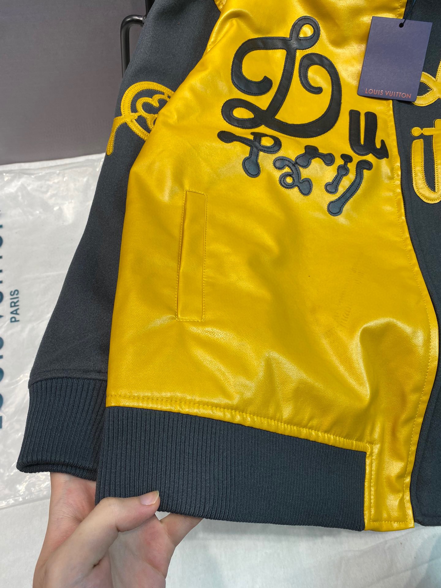LV Louis Vuitton 23 Collapse Letters: High-level Yellow-Skinned Black Sleeves, Sizes S-XL. - 图片 7