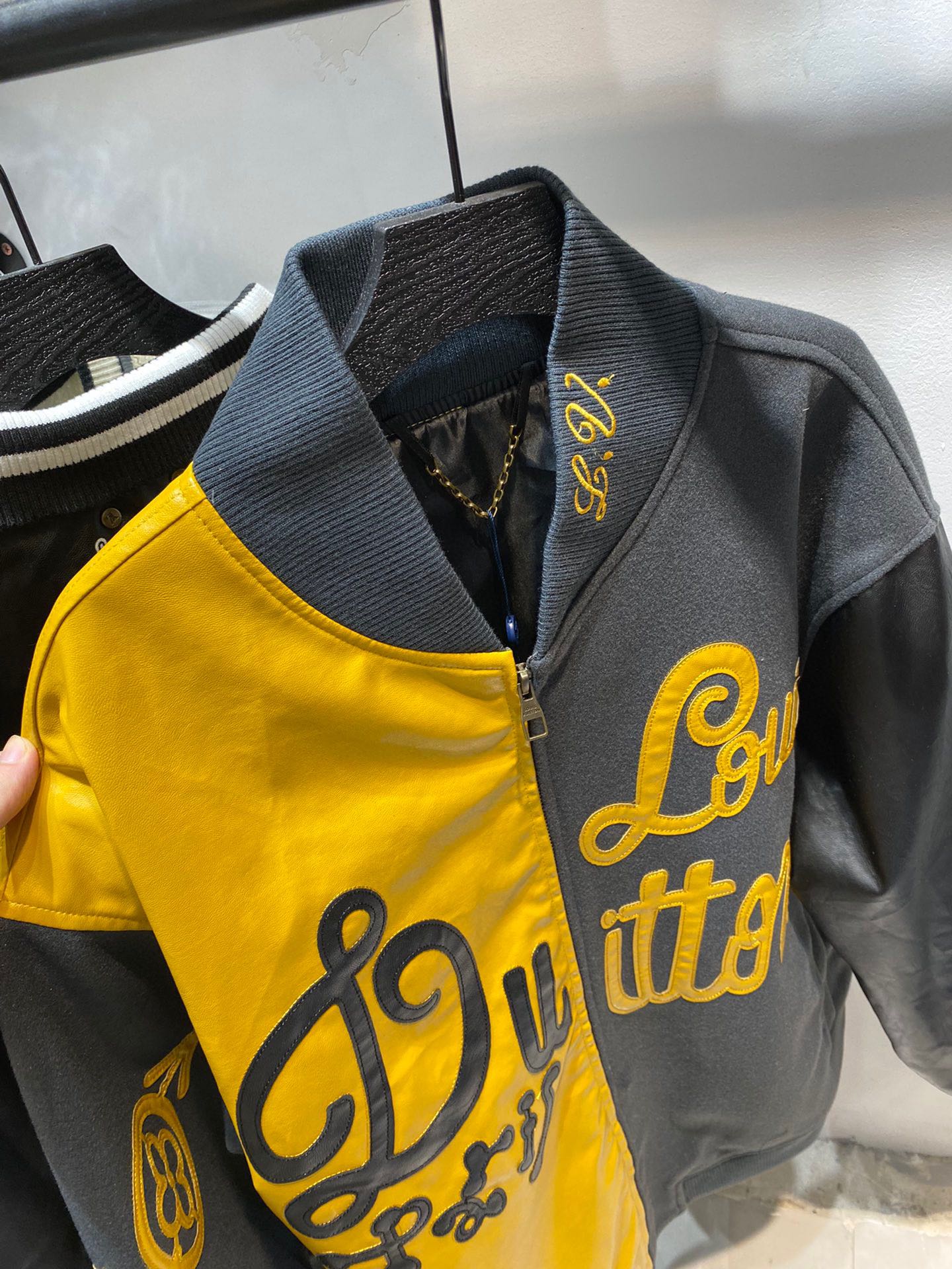 LV Louis Vuitton 23 Collapse Letters: High-level Yellow-Skinned Black Sleeves, Sizes S-XL. - 图片 5