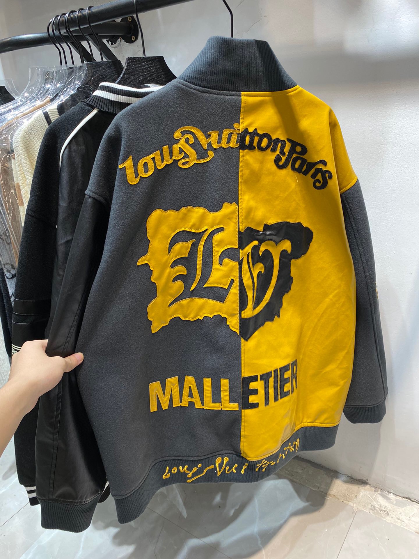 LV Louis Vuitton 23 Collapse Letters: High-level Yellow-Skinned Black Sleeves, Sizes S-XL. - 图片 6
