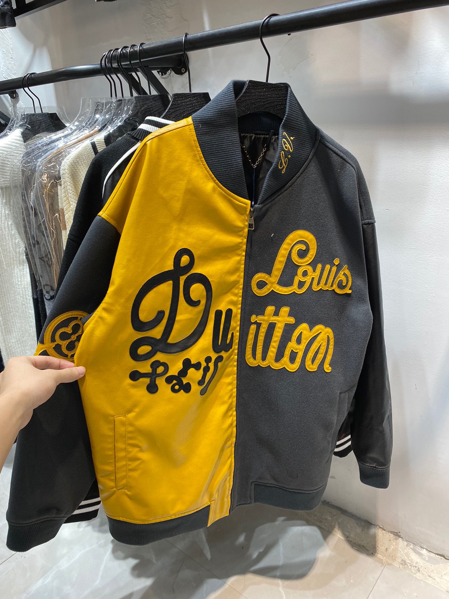LV Louis Vuitton 23 Collapse Letters: High-level Yellow-Skinned Black Sleeves, Sizes S-XL. - 图片 4