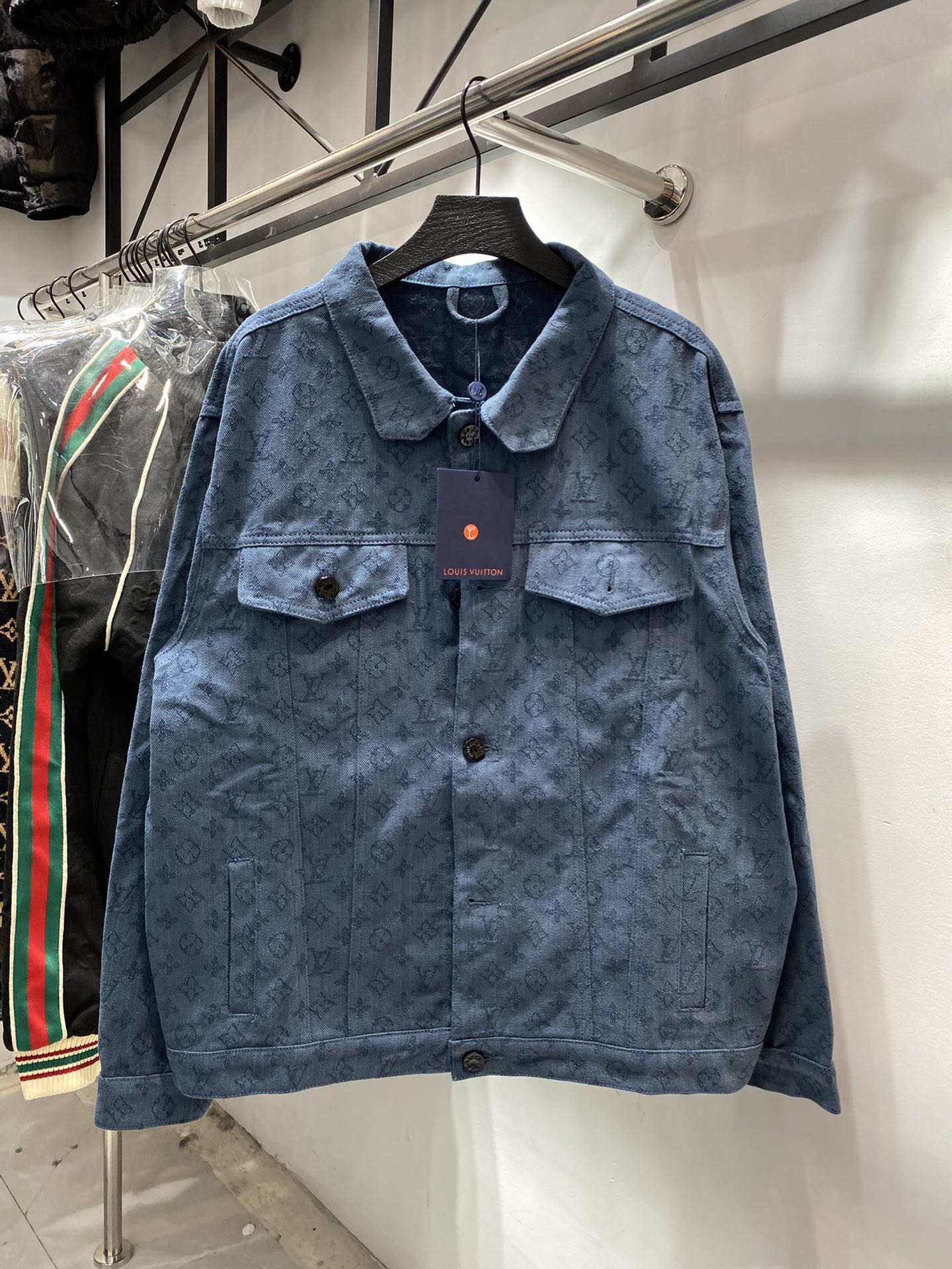 Louis Vuitton Cowboy Jacket: Classic Design with LV Logo, High Quality, Noble Color - 图片 4