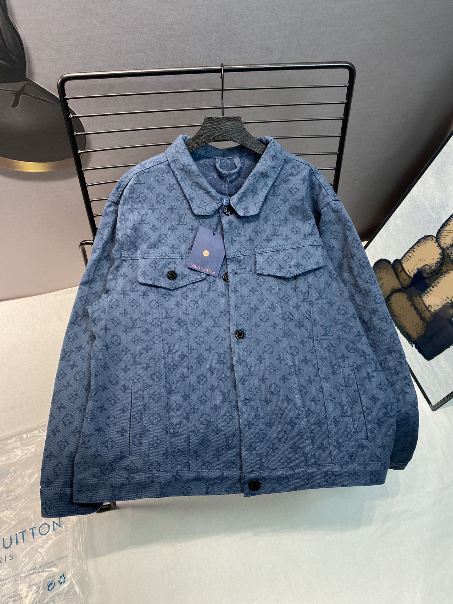 Louis Vuitton LV路易威登满印提花牛仔夹克外套 整体衣服设计感十足 经典满印LV字母logo无论是看起来还是穿起来都是很高级 完全百搭任何人 满印提花工艺 花纹质感非常好 不会显得有种暴发户满屏logo风 吧亚洲人的肤色衬托的很自然白 给人一种高贵斯文的感觉 重工打造 强烈推荐 火速自留啦✔️颜色：高级蓝尺码：M-XXLM     肩宽49  袖长54  胸围114  衣长lbew L     肩宽wdey  袖长wwez  胸围yybsq  衣长