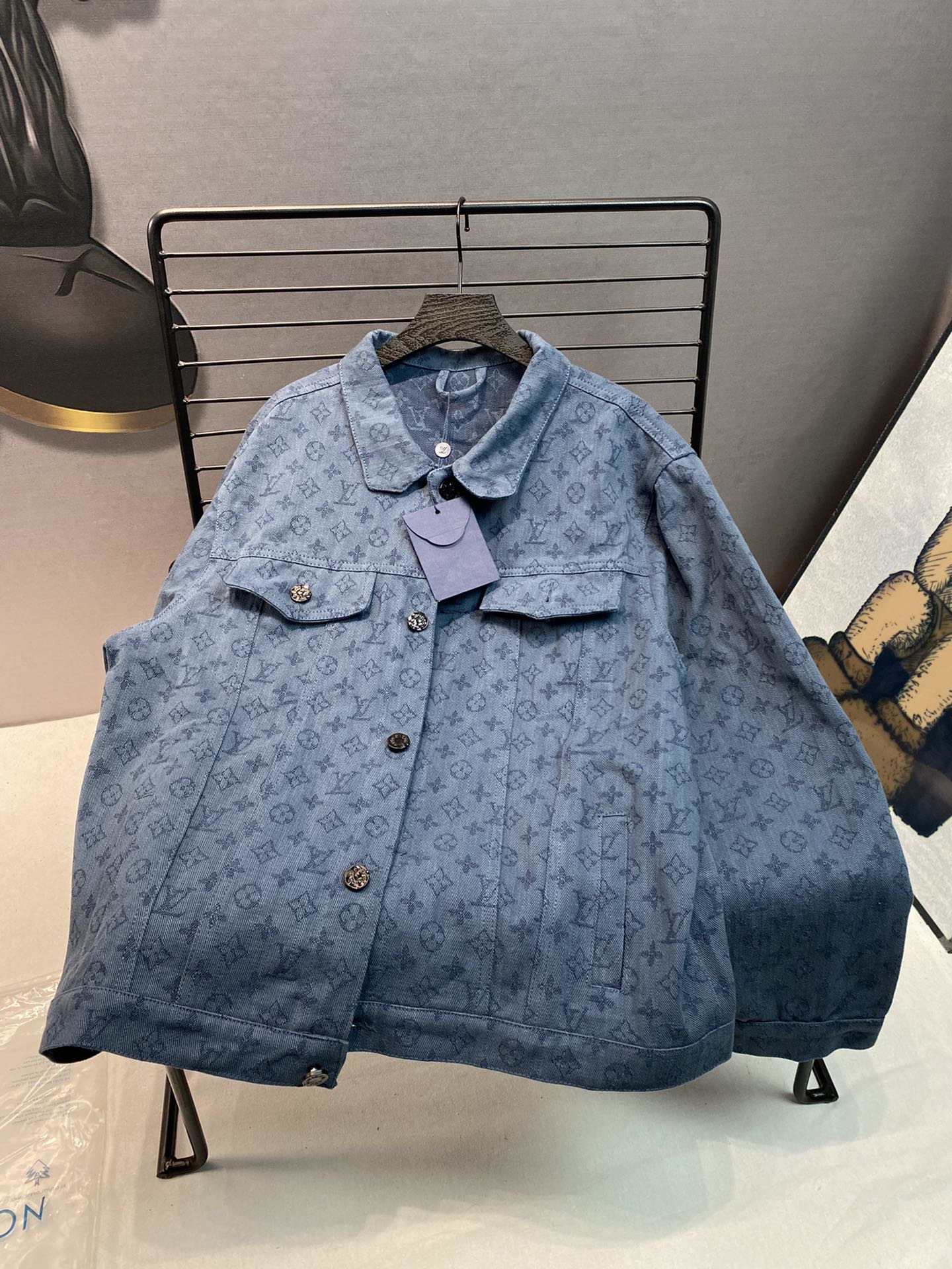 Louis Vuitton Cowboy Jacket: Classic Design with LV Logo, High Quality, Noble Color - 图片 3