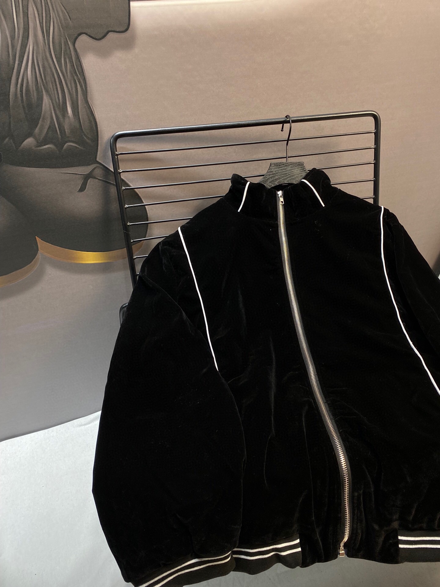 Celine 2022 Spring Fall Black Velvet Jacket: LV Connection, Car Logo Influence - 图片 2
