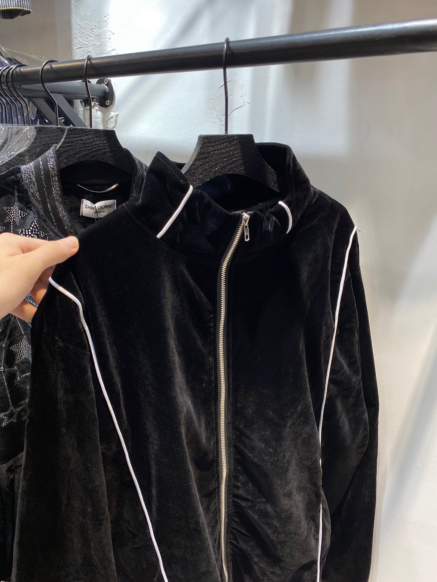 Celine 2022 Spring Fall Black Velvet Jacket: LV Connection, Car Logo Influence - 图片 5