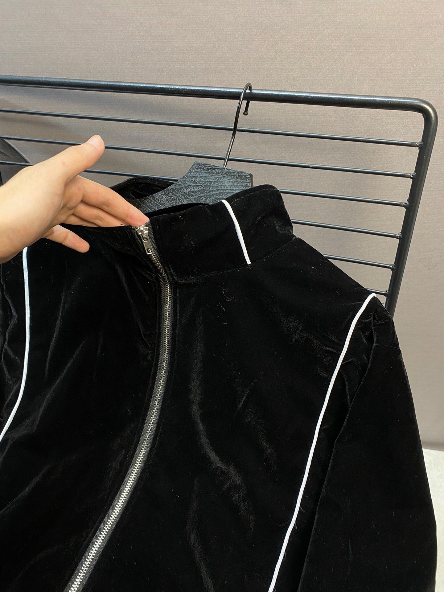 Celine 2022 Spring Fall Black Velvet Jacket: LV Connection, Car Logo Influence - 图片 3