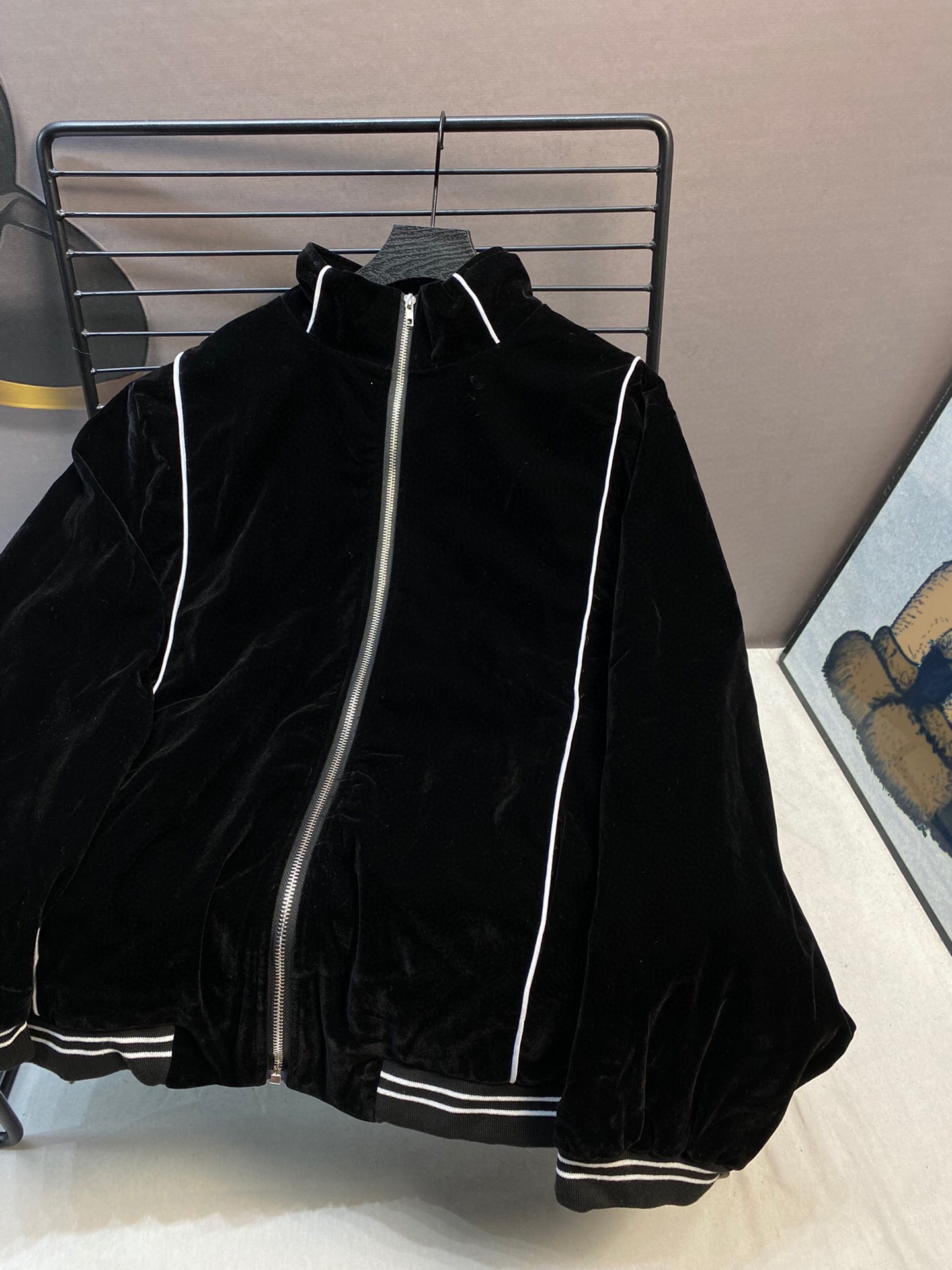 Celine 2022 Spring Fall Black Velvet Jacket: LV Connection, Car Logo Influence - 图片 7