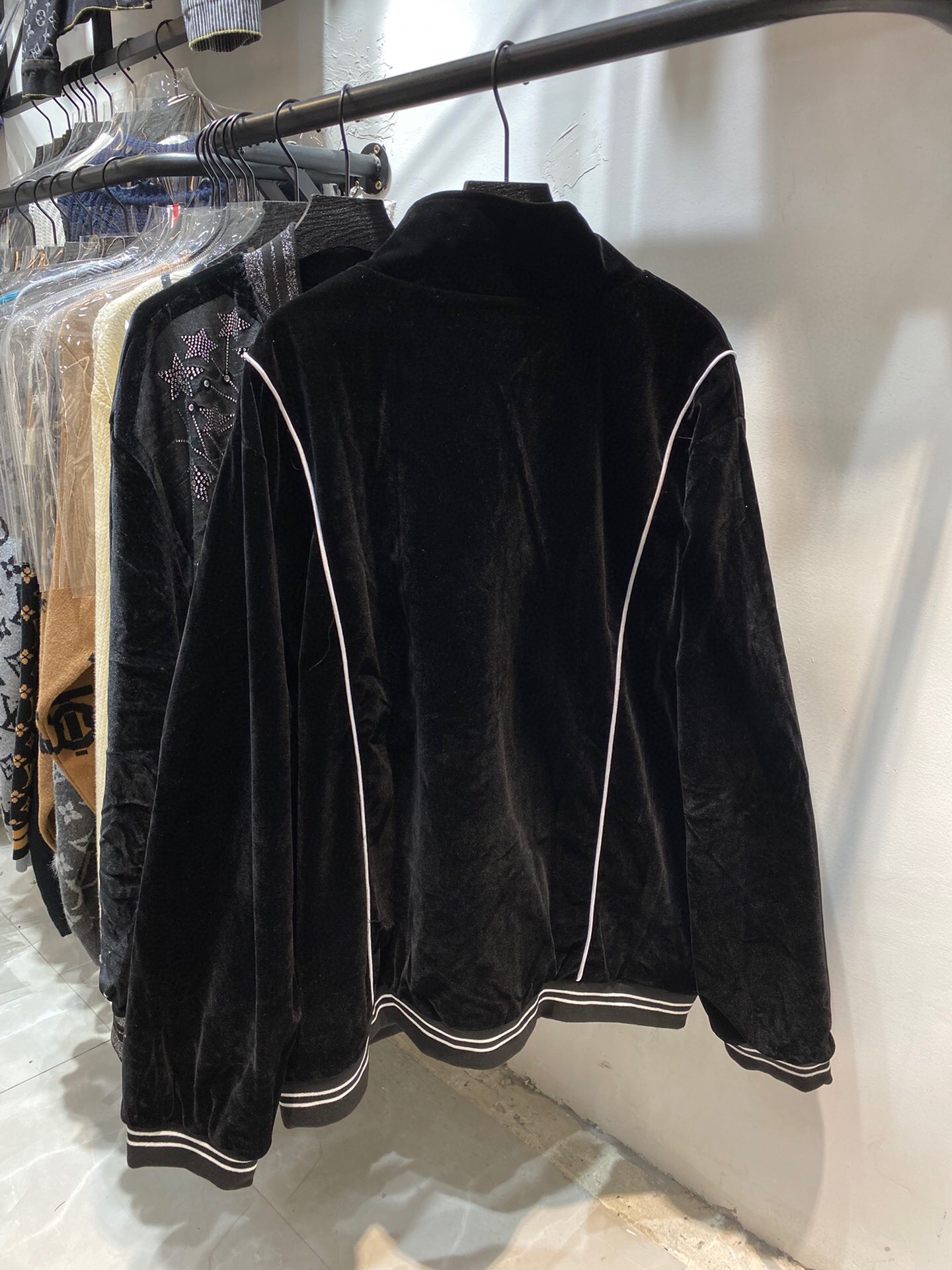 Celine 2022 Spring Fall Black Velvet Jacket: LV Connection, Car Logo Influence - 图片 6