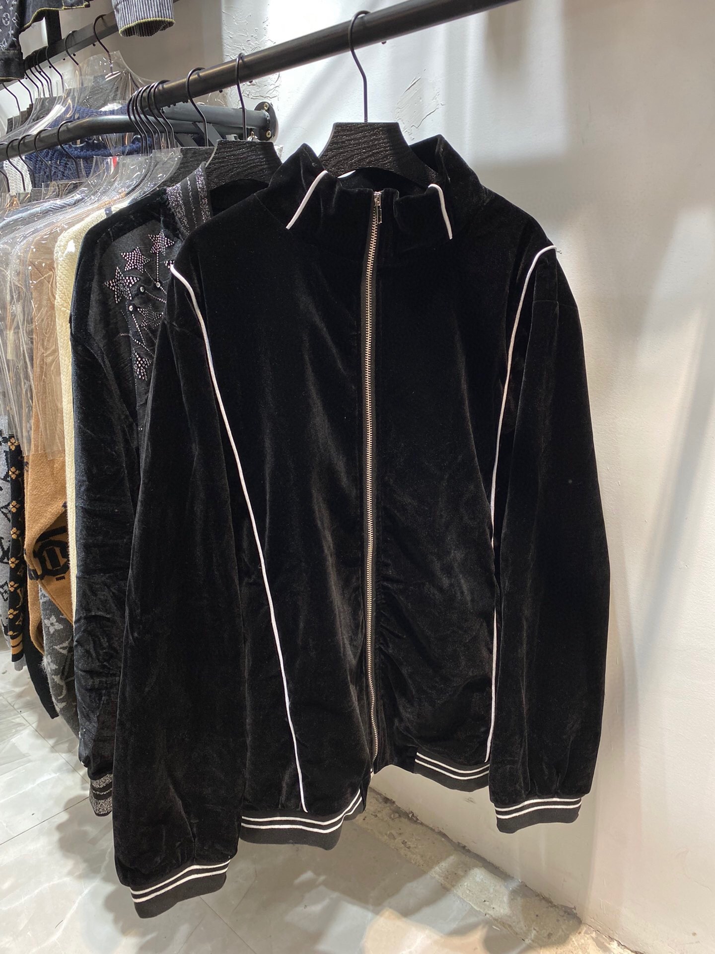 Celine 2022 Spring Fall Black Velvet Jacket: LV Connection, Car Logo Influence - 图片 4