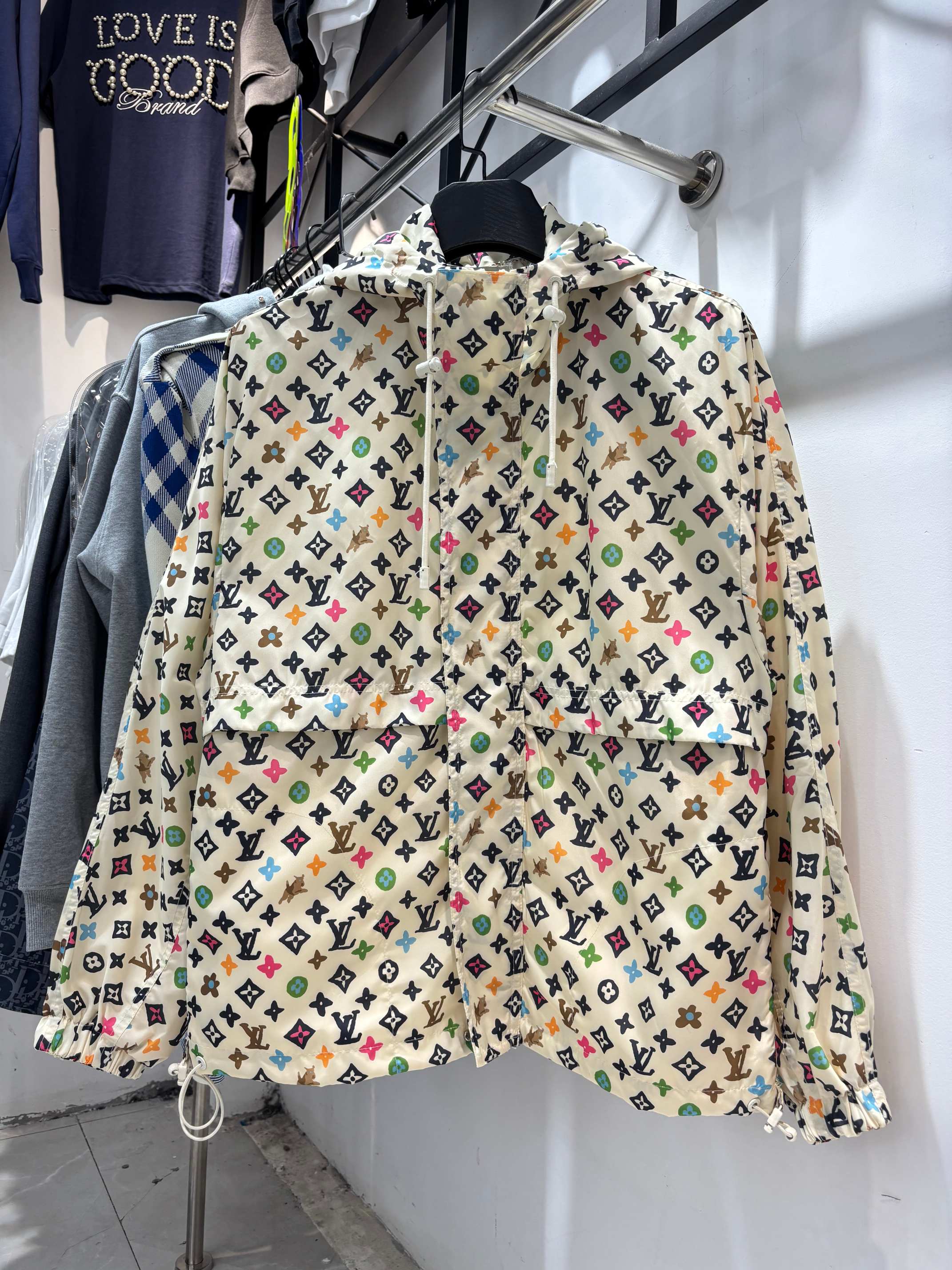 P175💰
款号：zmr99#
LV ✖️Tyler联名官网款经典老花满印三彩冲锋衣连帽夹克外套

LV路易威登新款科技防风夹克与 Tyler 的合作系列 拉链 帽头 抽绳全部定制1:1 全部细节满满 宽松大版型 最大码数穿到220斤 全幅铺陈Monogram 图案。雏菊与小狗图案流露谐趣意味，可为着装再添瞩目一笔。
五颜六色代表着每天不一样的好心情
当中还有很多飞天小狗（冲天不止一次）底色是嫩黄色配上彩monogram花色活力满满，内胆不薄，百搭时尚！

颜色：图片色
尺码：S M L Xl（图9️⃣尺码表）