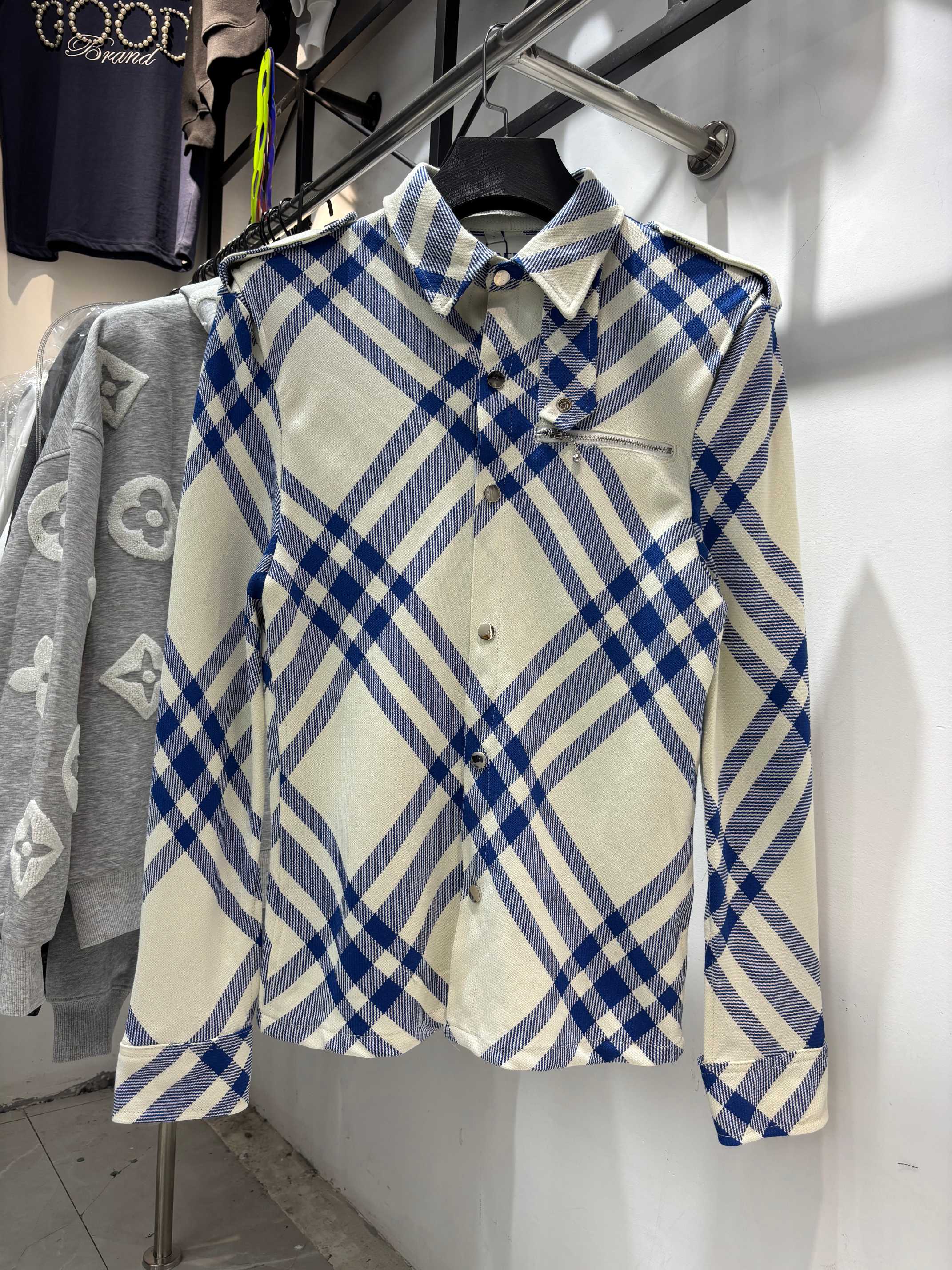 款号:zmr103# 巴宝莉BURBERRY博柏利羊毛尼蓝格子夹克外套秋冬款 BBR博柏利格子外套超顶版本 秋冬款 仅面料定制一个月出货 前片后片格子做的对格对条处理 开模定制扣子 五金全部定制立领双扣设计尽显时尚潮流! 羊毛尼面料手感比普通面料柔软细腻 整体的触感极为舒适 亲肤效果也是极佳 版型遮肉效果极佳 💜💜 (图9️⃣)