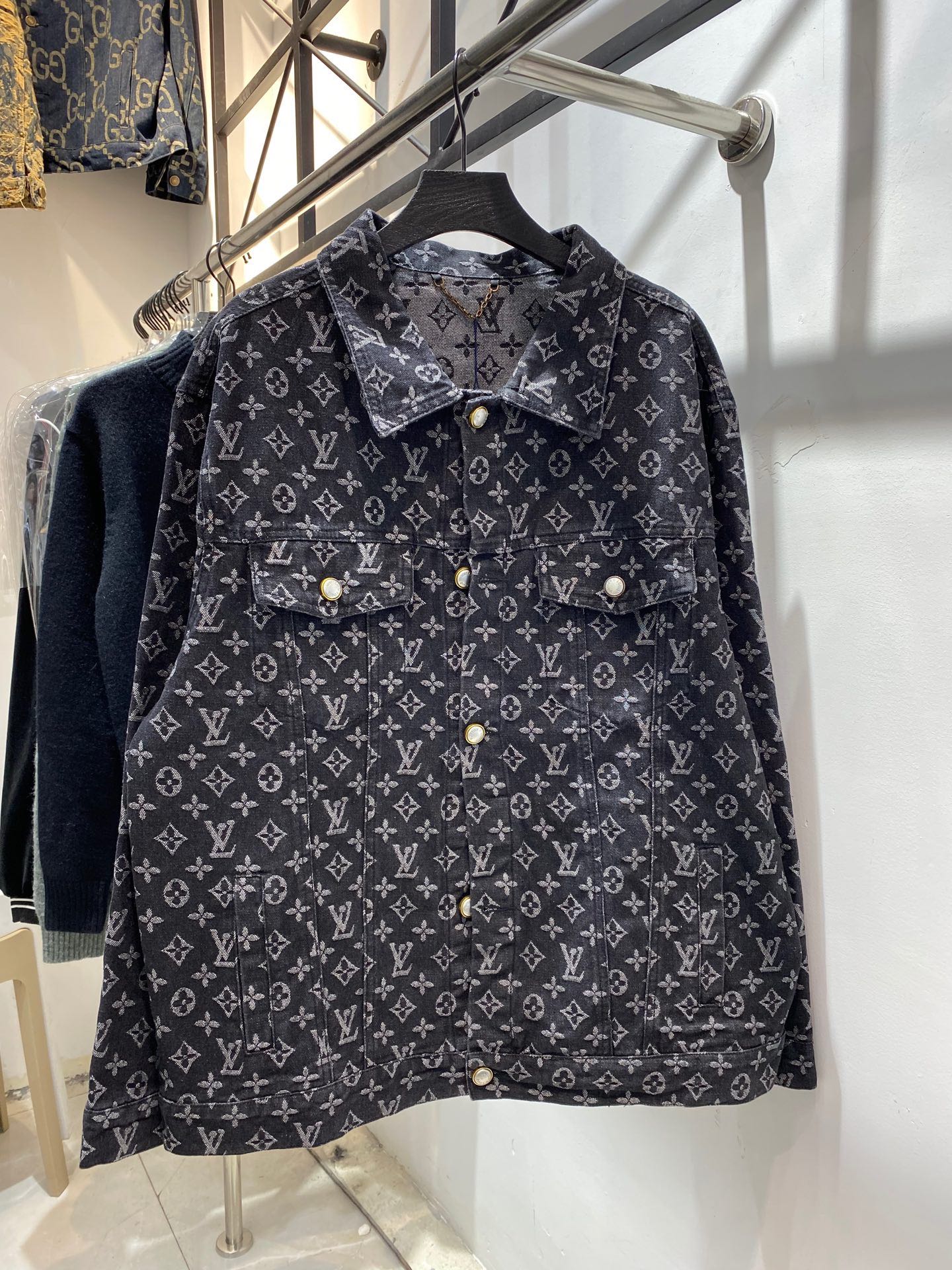 款号:zmr04# Louis Vuitton LV路易威登满印提花牛仔夹克外套 整体衣服设计感十足 经典满印LV字母logo 非常有高级感 25最新纯色搭配白玉小扣 给人一种高贵斯文感 重工打造 1:1开模定制 强烈推荐 颜色:黑色 (图9⃣️尺码表)