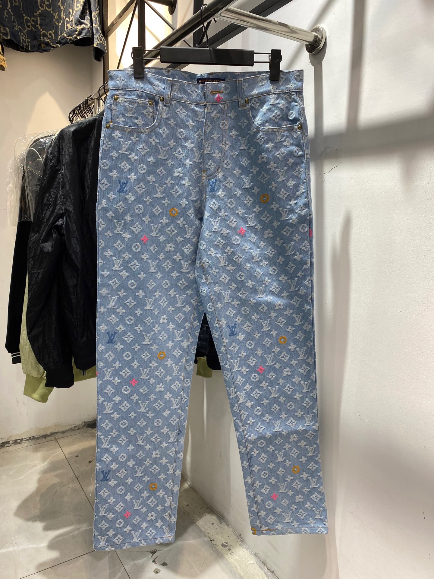 款号:zmr06# Louis Vuitton LV路易威登满印刺绣彩虹提花牛仔直筒阔腿裤 整体衣服设计感十足 经典满印LV字母logo 非常有高级感 原版开模打造五金高克重高品质 牛皮小皮标 万针刺绣 简约不失奢气 给人一种高贵斯文感 重工打造 1:1开模定制 强烈推荐 颜色:水洗高级蓝 (图9⃣️尺码表)