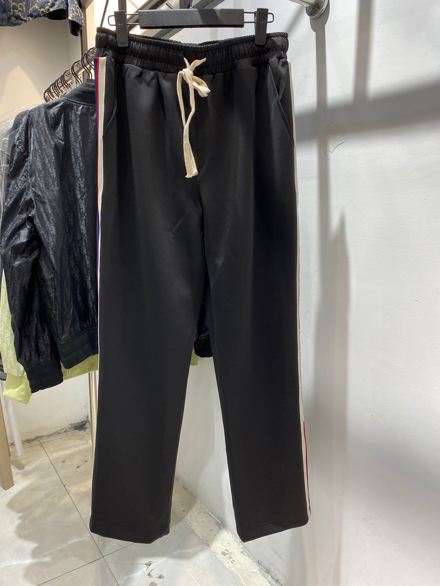 P115💰
款号:zmr08#
古驰GUCCI四季常青新款经典织带阔腿直筒长裤
专柜同步 经典永不过时 区别市毛圈料 定制面料 专柜一质高克重还原面料 认准品质 时尚织带拼接 字母logo 男女同款百搭 休闲长裤
颜色:黑色
尺码:s m l xl xxl〔图9⃣️尺码表〕