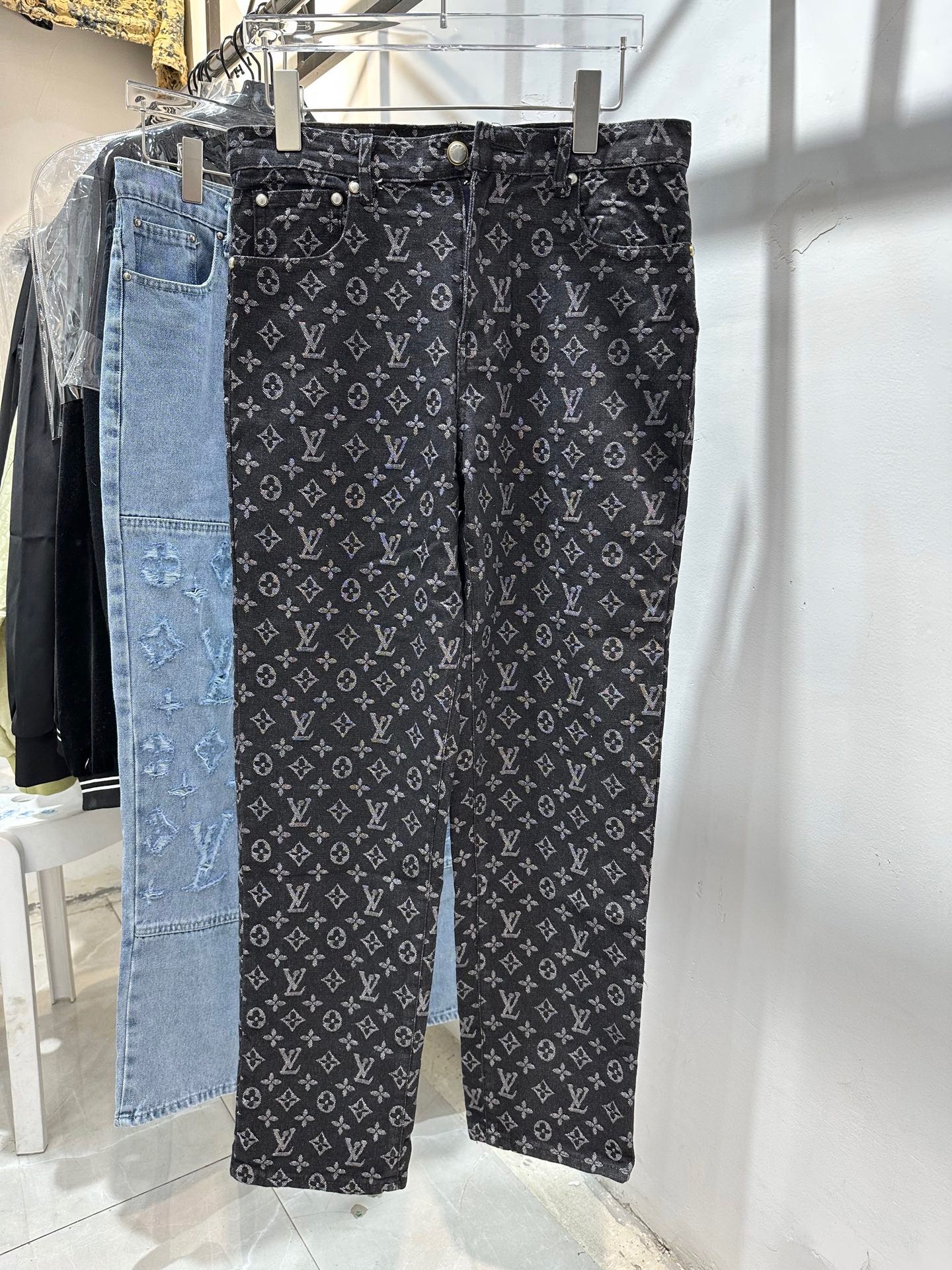 款号:zmr12# Louis Vuitton LV路易威登满印提花牛仔直筒长裤 整体衣服设计感十足 经典满印LV字母logo 非常有高级感 25最新纯色搭配白玉小扣 给人一种高贵斯文感 重工打造 1:1开模定制 强烈推荐 颜色:黑色 (图🔟尺码表)