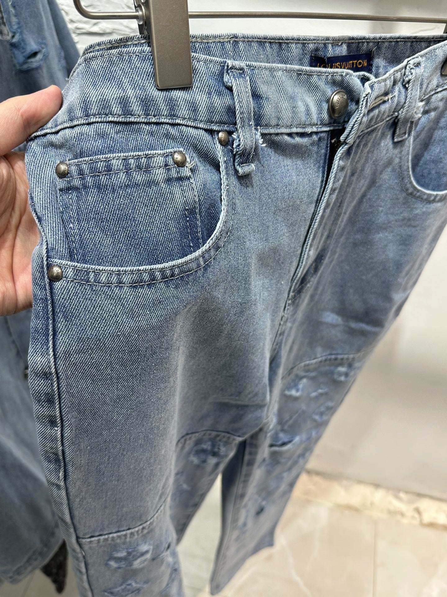 P140💰
款号:zmr14#
LOUIS VUITTON 路易威登 LV水洗复古破坏磨破老花字母logo系列 重工制造牛仔直筒长裤
刻意处理成磨损破坏的效果1:1还原五金配件原版对峙开膜打造 LV最新款纽扣 高克重水洗牛仔面料舒适透气 与配套的的裤子搭配轻奢气息满满 奢华不失优雅 经典耐穿 情侣款可做 男女同款百搭必备
颜色:蓝色
尺码:s m l xl〔图9⃣️尺码表〕