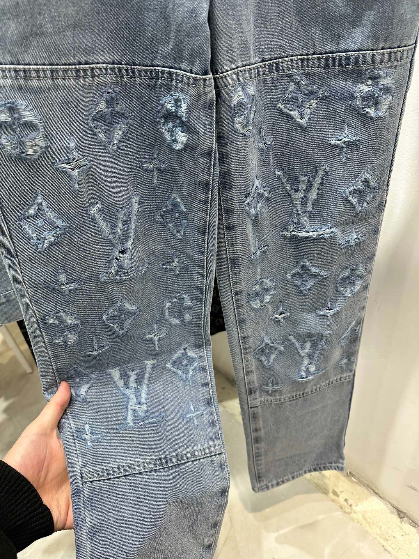 P140💰
款号:zmr14#
LOUIS VUITTON 路易威登 LV水洗复古破坏磨破老花字母logo系列 重工制造牛仔直筒长裤
刻意处理成磨损破坏的效果1:1还原五金配件原版对峙开膜打造 LV最新款纽扣 高克重水洗牛仔面料舒适透气 与配套的的裤子搭配轻奢气息满满 奢华不失优雅 经典耐穿 情侣款可做 男女同款百搭必备
颜色:蓝色
尺码:s m l xl〔图9⃣️尺码表〕