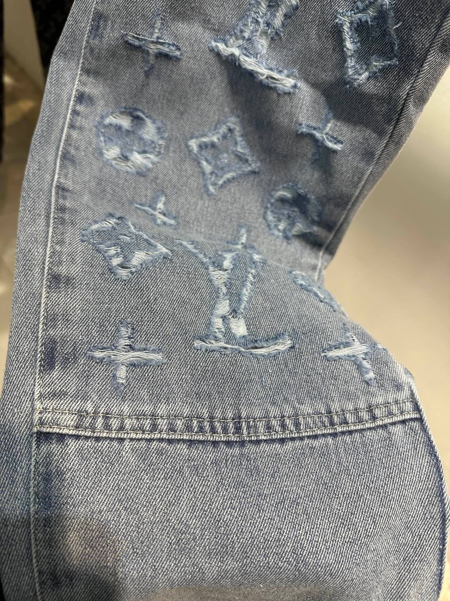 P140💰
款号:zmr14#
LOUIS VUITTON 路易威登 LV水洗复古破坏磨破老花字母logo系列 重工制造牛仔直筒长裤
刻意处理成磨损破坏的效果1:1还原五金配件原版对峙开膜打造 LV最新款纽扣 高克重水洗牛仔面料舒适透气 与配套的的裤子搭配轻奢气息满满 奢华不失优雅 经典耐穿 情侣款可做 男女同款百搭必备
颜色:蓝色
尺码:s m l xl〔图9⃣️尺码表〕