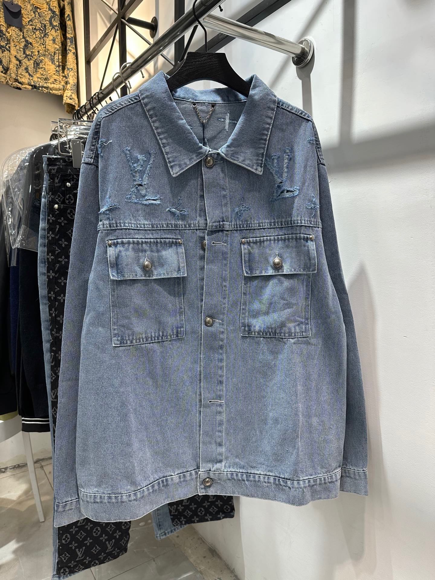 P165💰
款号：zmr16# 
LOUIS VUITTON 路易威登 LV水洗复古破坏磨破老花字母logo系列 重工制作 牛仔外套

刻意处理成磨损破坏的效果1:1还原五金配件原版对峙开膜打造 LV最新款纽扣 高克重水洗牛仔面料舒适透气 与配套的的裤子搭配轻奢气息满满 奢华不失优雅 经典耐穿 情侣款可做 男女同款百搭必备

颜色：蓝色
尺码：s m l xl〔图9⃣️尺码表〕