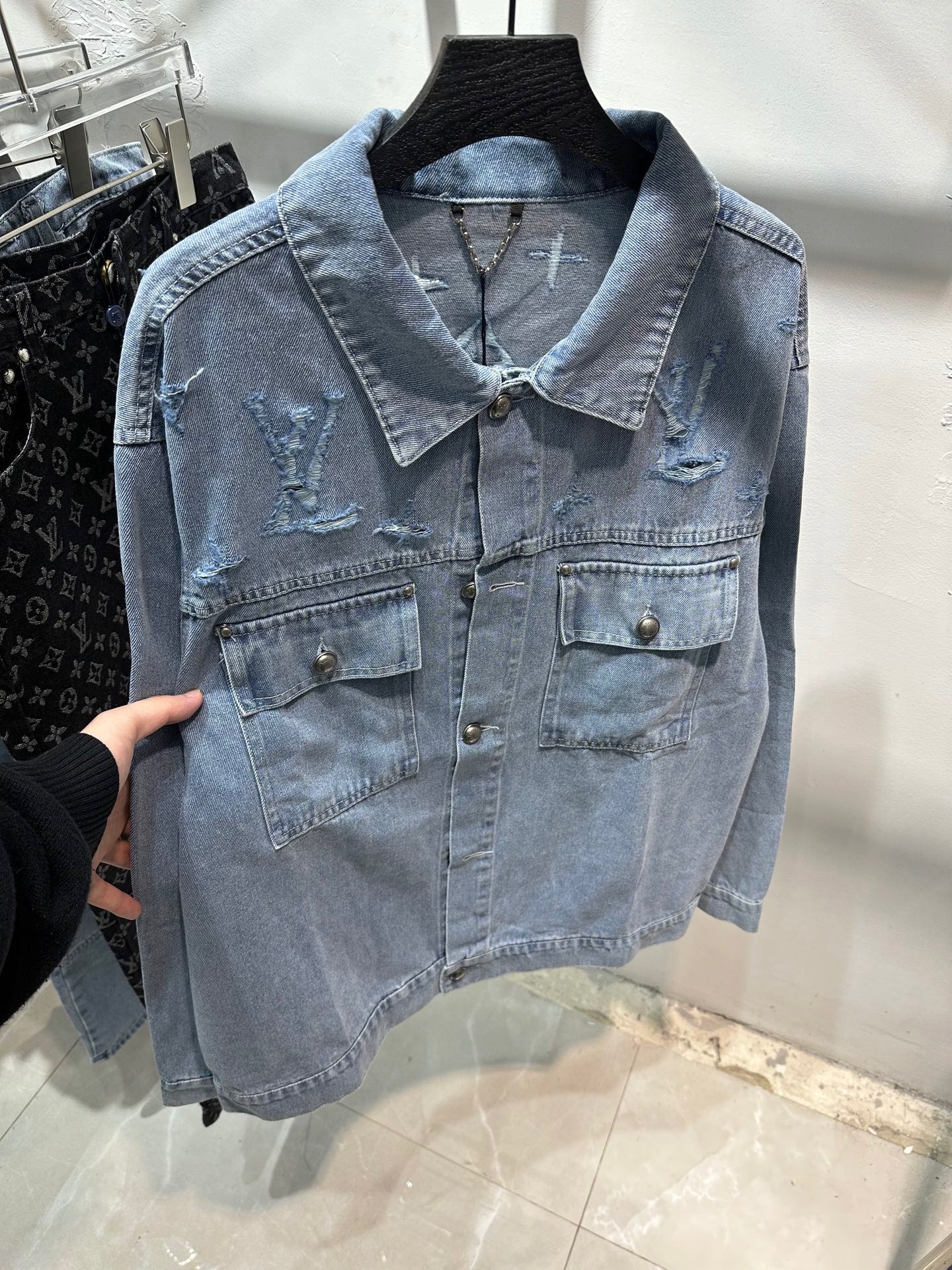 P165💰
款号:zmr16#
LOUIS VUITTON 路易威登 LV水洗复古破坏磨破老花字母logo系列 重工制作 牛仔外套
刻意处理成磨损破坏的效果1:1还原五金配件原版对峙开膜打造 LV最新款纽扣 高克重水洗牛仔面料舒适透气 与配套的的裤子搭配轻奢气息满满 奢华不失优雅 经典耐穿 情侣款可做 男女同款百搭必备
颜色:蓝色
尺码:s m l xl〔图9⃣️尺码表〕