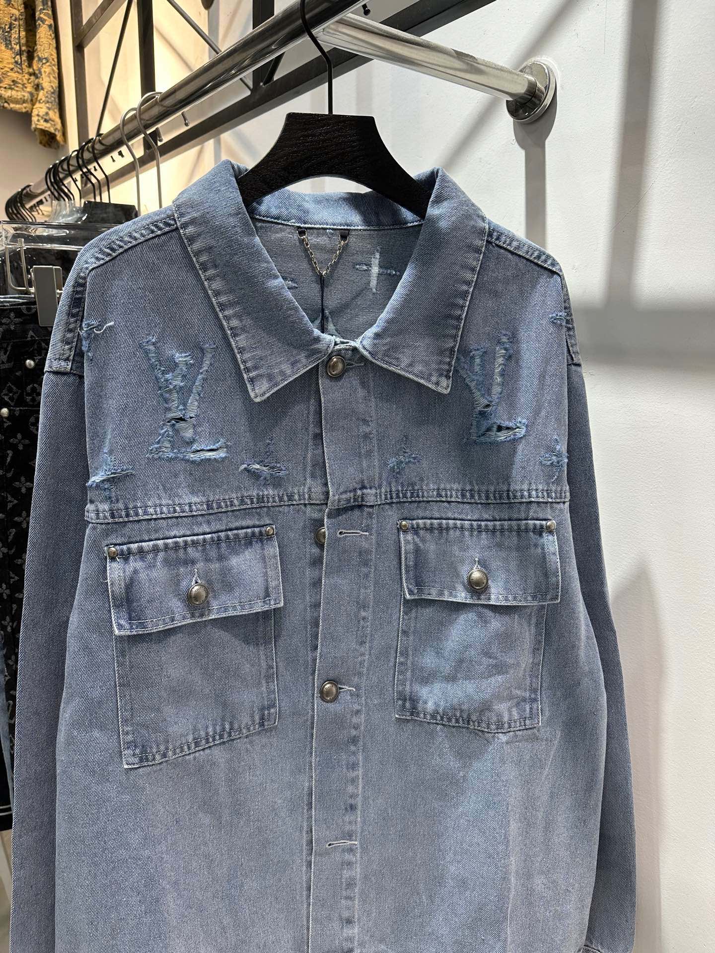 P165💰
款号:zmr16#
LOUIS VUITTON 路易威登 LV水洗复古破坏磨破老花字母logo系列 重工制作 牛仔外套
刻意处理成磨损破坏的效果1:1还原五金配件原版对峙开膜打造 LV最新款纽扣 高克重水洗牛仔面料舒适透气 与配套的的裤子搭配轻奢气息满满 奢华不失优雅 经典耐穿 情侣款可做 男女同款百搭必备
颜色:蓝色
尺码:s m l xl〔图9⃣️尺码表〕