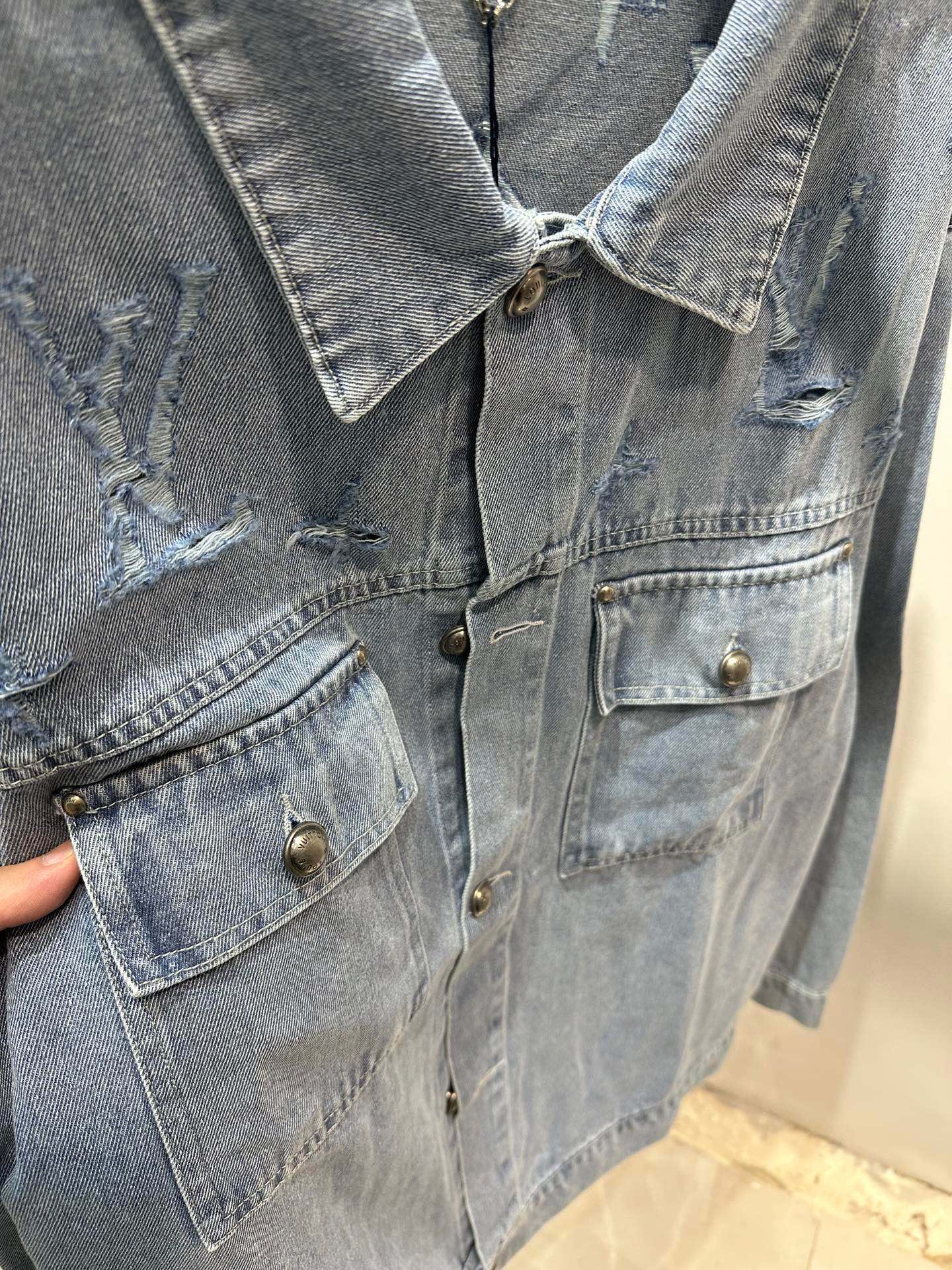 P165💰
款号:zmr16#
LOUIS VUITTON 路易威登 LV水洗复古破坏磨破老花字母logo系列 重工制作 牛仔外套
刻意处理成磨损破坏的效果1:1还原五金配件原版对峙开膜打造 LV最新款纽扣 高克重水洗牛仔面料舒适透气 与配套的的裤子搭配轻奢气息满满 奢华不失优雅 经典耐穿 情侣款可做 男女同款百搭必备
颜色:蓝色
尺码:s m l xl〔图9⃣️尺码表〕