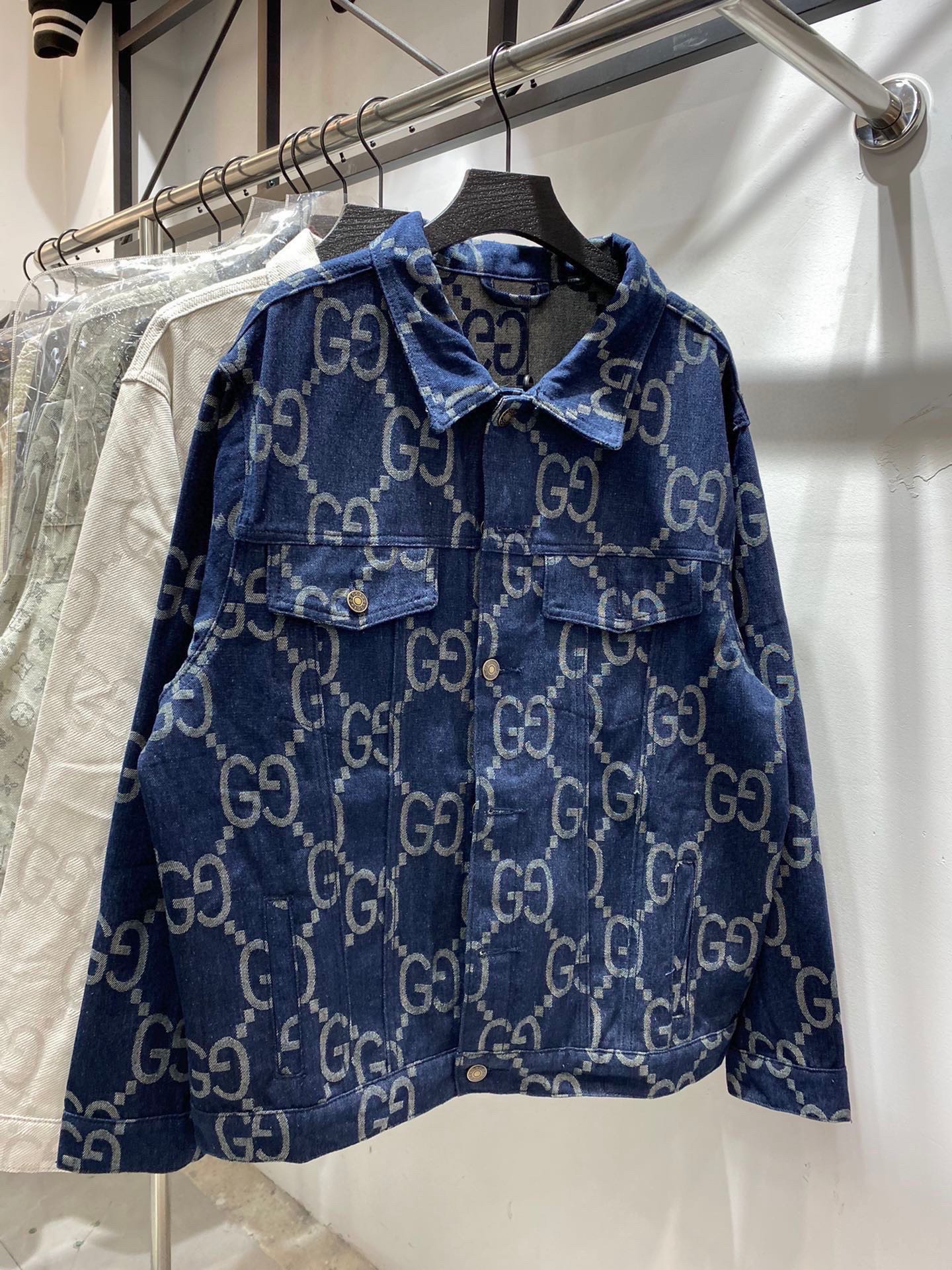 P165💰
款号:zmr22#
GUCCI古驰双G提花牛仔夹克外套
整体衣服设计感十足 经典满印双G字母logo无论是看起来还是穿起来都是很高级 完全百搭任何人 满印提花工艺 花纹质感非常好 不会显得有种暴发户满屏logo风 吧亚洲人的肤色衬托的很自然白 给人一种高贵斯文的感觉 重工打造 强烈推荐 火速自留啦✔️
颜色:象牙白 复古蓝
尺码:S-XL
S 肩宽49 袖长54 胸围114 衣长68
M 肩宽50 袖长55 胸围118 衣长70
L. 肩宽51 袖长56 胸围122 衣长72
XL 肩宽52 袖长57 胸围126 衣长74