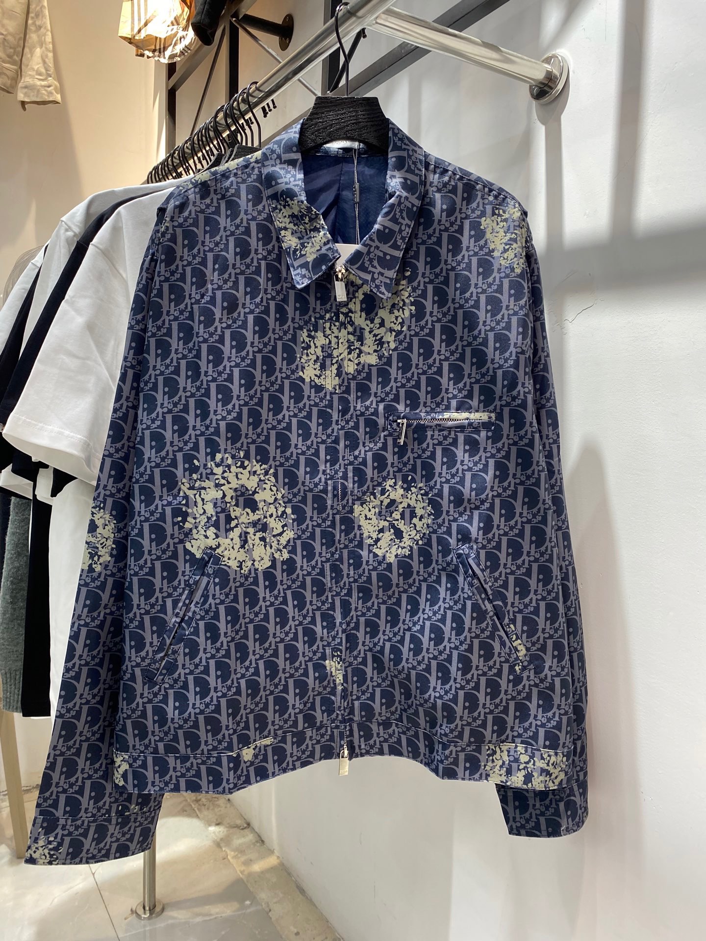 p165💰
款号:zmr32#
DIOR 迪奥全身满印满logo花朵外套 周董周杰伦同款
搭配重工高端LOGO印花工艺 采用460克加厚全棉 定制牛津感面料 手感非常舒服 版型设计前卫时尚!上身版型立体超高级别精致车线,做工精细,非常有质感!网红明星同款
颜色:图片实拍色
尺码:s m l xl〔尺码表图9⃣️〕