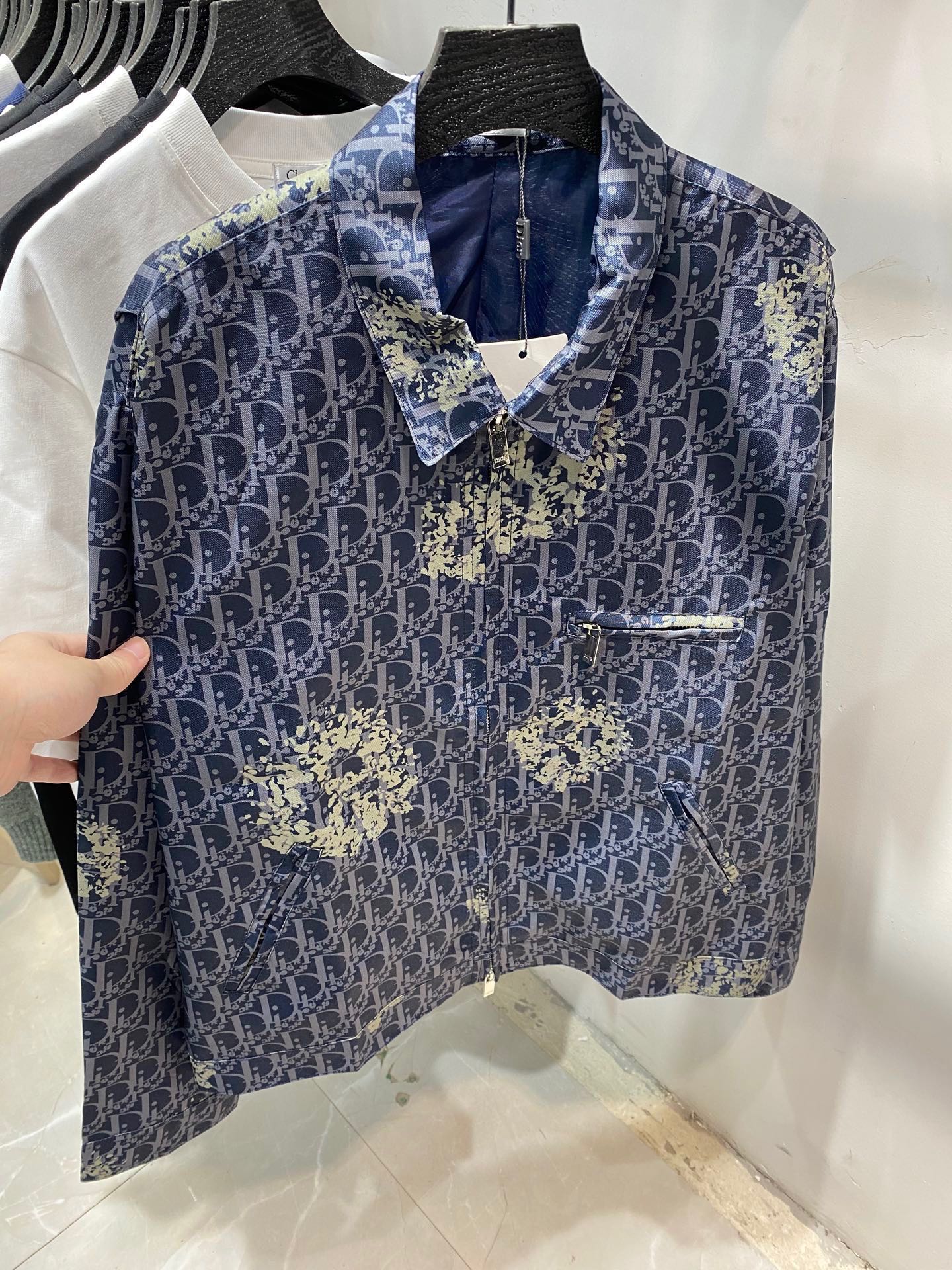 p165💰
款号:zmr32#
DIOR 迪奥全身满印满logo花朵外套 周董周杰伦同款
搭配重工高端LOGO印花工艺 采用460克加厚全棉 定制牛津感面料 手感非常舒服 版型设计前卫时尚!上身版型立体超高级别精致车线,做工精细,非常有质感!网红明星同款
颜色:图片实拍色
尺码:s m l xl〔尺码表图9⃣️〕