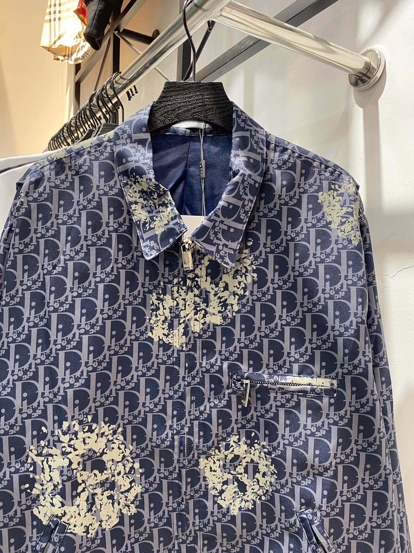 p165💰
款号:zmr32#
DIOR 迪奥全身满印满logo花朵外套 周董周杰伦同款
搭配重工高端LOGO印花工艺 采用460克加厚全棉 定制牛津感面料 手感非常舒服 版型设计前卫时尚!上身版型立体超高级别精致车线,做工精细,非常有质感!网红明星同款
颜色:图片实拍色
尺码:s m l xl〔尺码表图9⃣️〕