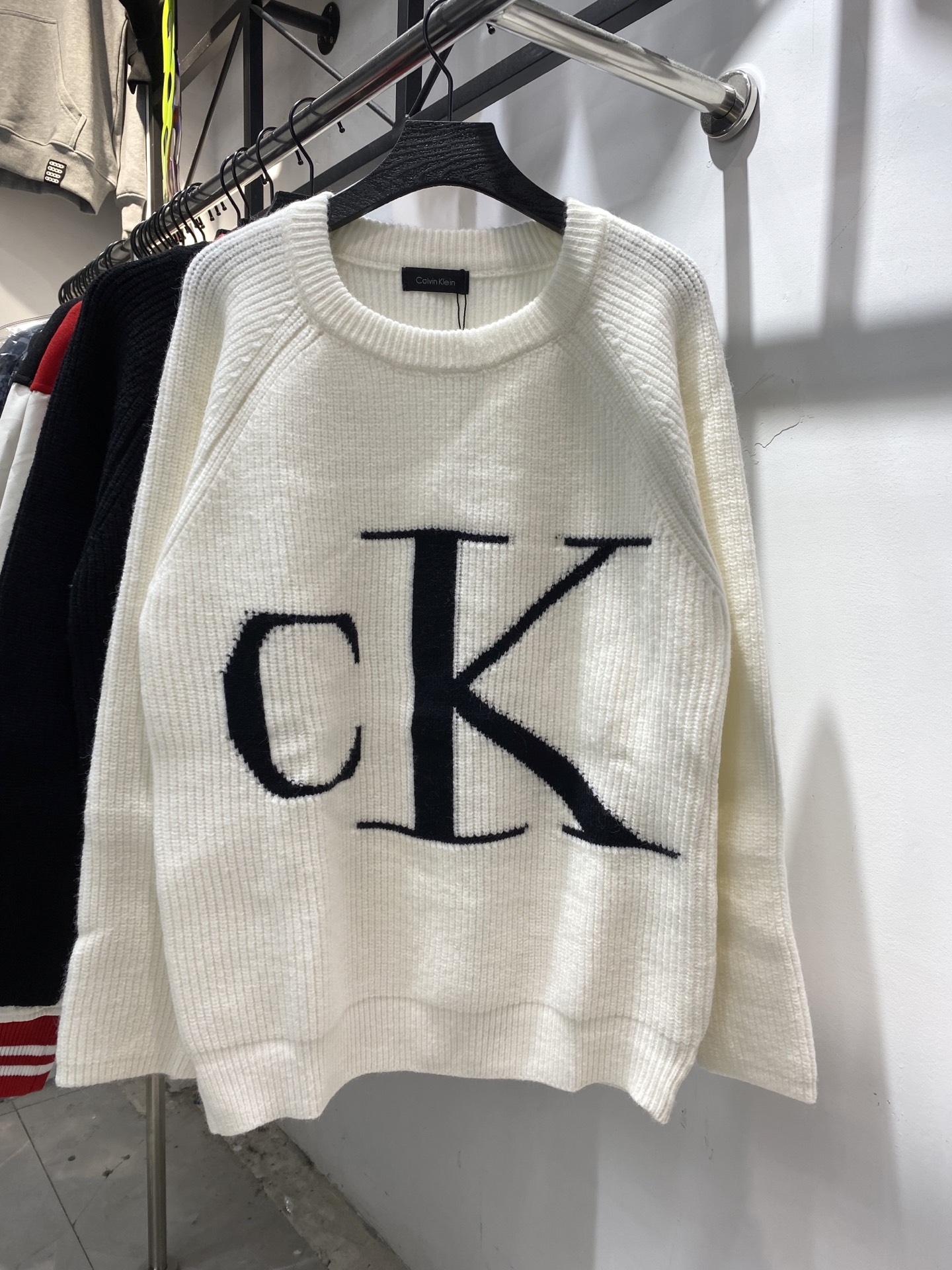 P185💰
款号：zmr116# 
CK爆款大标字母logo针织🧶圆领毛衣 粗针重工制作
面料精选羊毛混纺面料柔软舒适透气亲肤 上身效果极佳 不扎人很舒适 进口机器编织拼接设计 内里包边包条做工高版本 细节完美 版型宽松 良心制作

颜色:白色 黑色
尺码:S M L XL〔图9⃣️尺码表〕