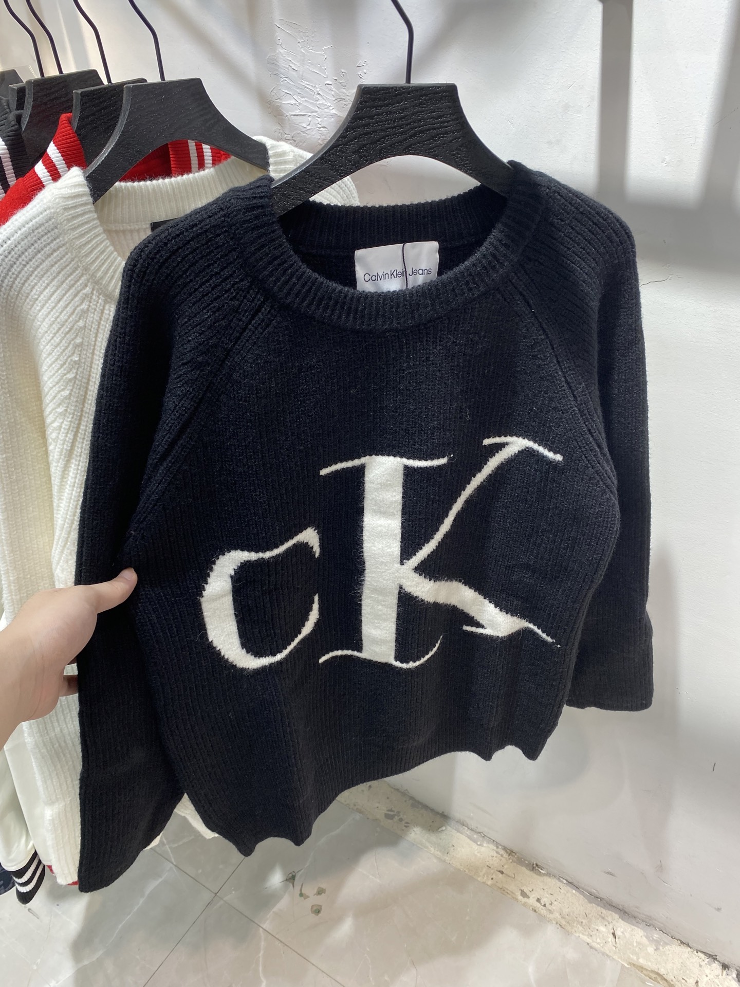 P185💰
款号：zmr116# 
CK爆款大标字母logo针织🧶圆领毛衣 粗针重工制作
面料精选羊毛混纺面料柔软舒适透气亲肤 上身效果极佳 不扎人很舒适 进口机器编织拼接设计 内里包边包条做工高版本 细节完美 版型宽松 良心制作

颜色:白色 黑色
尺码:S M L XL〔图9⃣️尺码表〕