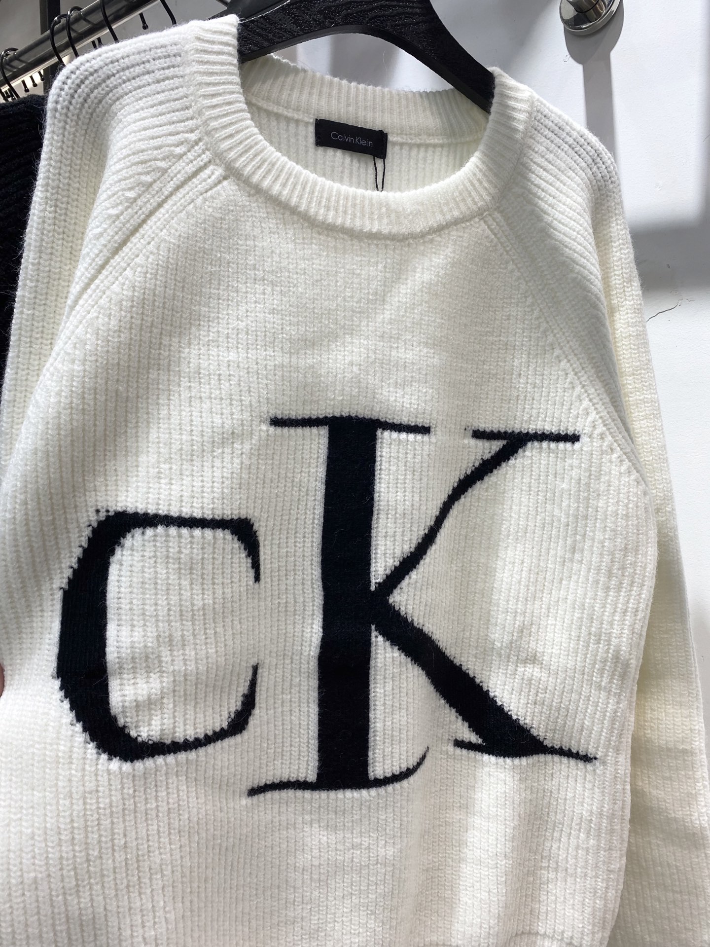 P185💰
款号：zmr116# 
CK爆款大标字母logo针织🧶圆领毛衣 粗针重工制作
面料精选羊毛混纺面料柔软舒适透气亲肤 上身效果极佳 不扎人很舒适 进口机器编织拼接设计 内里包边包条做工高版本 细节完美 版型宽松 良心制作

颜色:白色 黑色
尺码:S M L XL〔图9⃣️尺码表〕