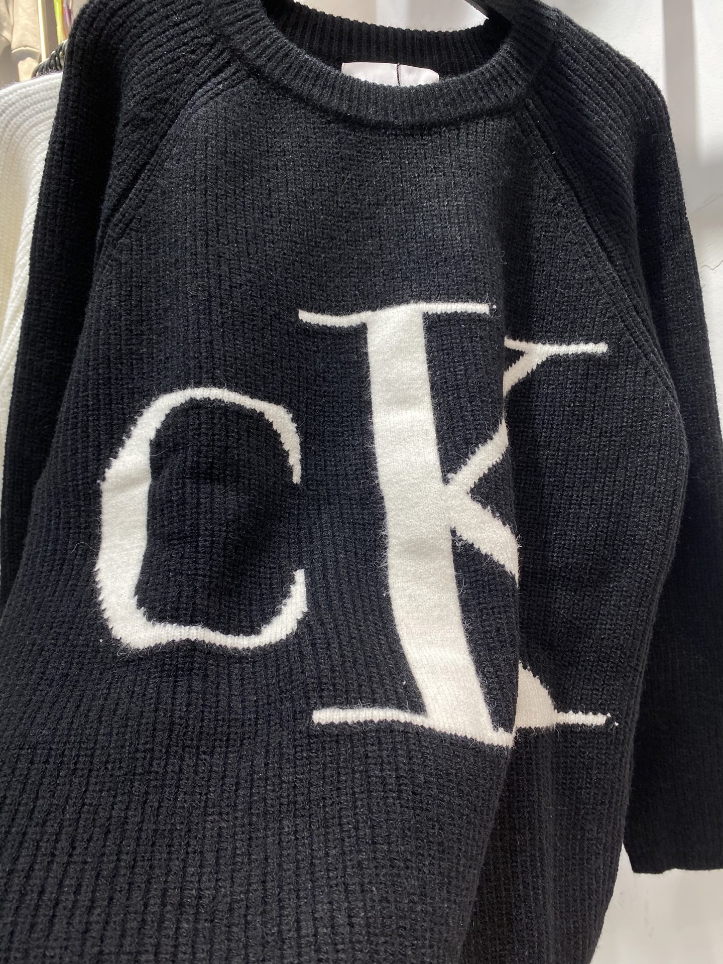 P185💰
款号：zmr116# 
CK爆款大标字母logo针织🧶圆领毛衣 粗针重工制作
面料精选羊毛混纺面料柔软舒适透气亲肤 上身效果极佳 不扎人很舒适 进口机器编织拼接设计 内里包边包条做工高版本 细节完美 版型宽松 良心制作

颜色:白色 黑色
尺码:S M L XL〔图9⃣️尺码表〕