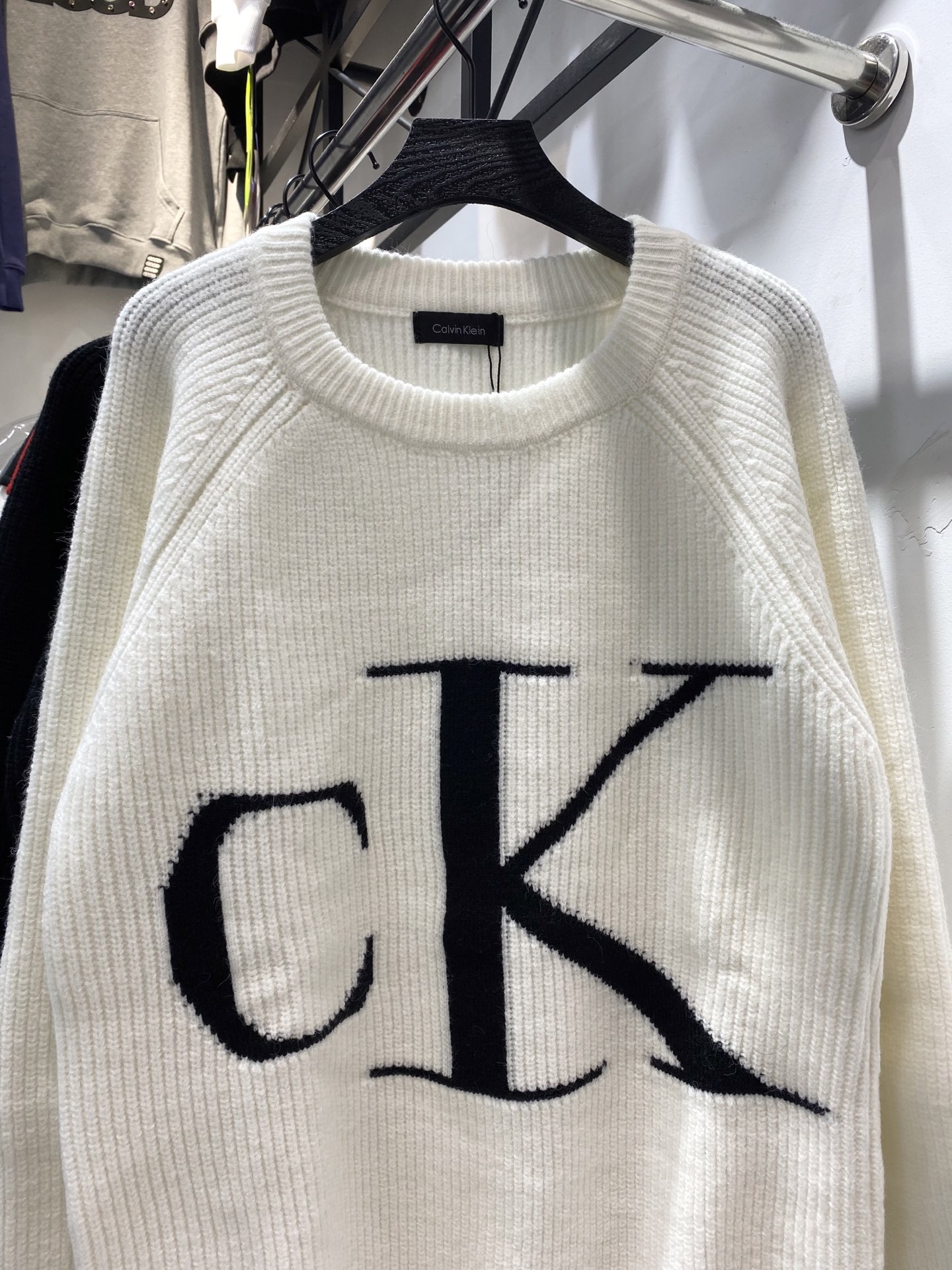 P185💰
款号：zmr116# 
CK爆款大标字母logo针织🧶圆领毛衣 粗针重工制作
面料精选羊毛混纺面料柔软舒适透气亲肤 上身效果极佳 不扎人很舒适 进口机器编织拼接设计 内里包边包条做工高版本 细节完美 版型宽松 良心制作

颜色:白色 黑色
尺码:S M L XL〔图9⃣️尺码表〕