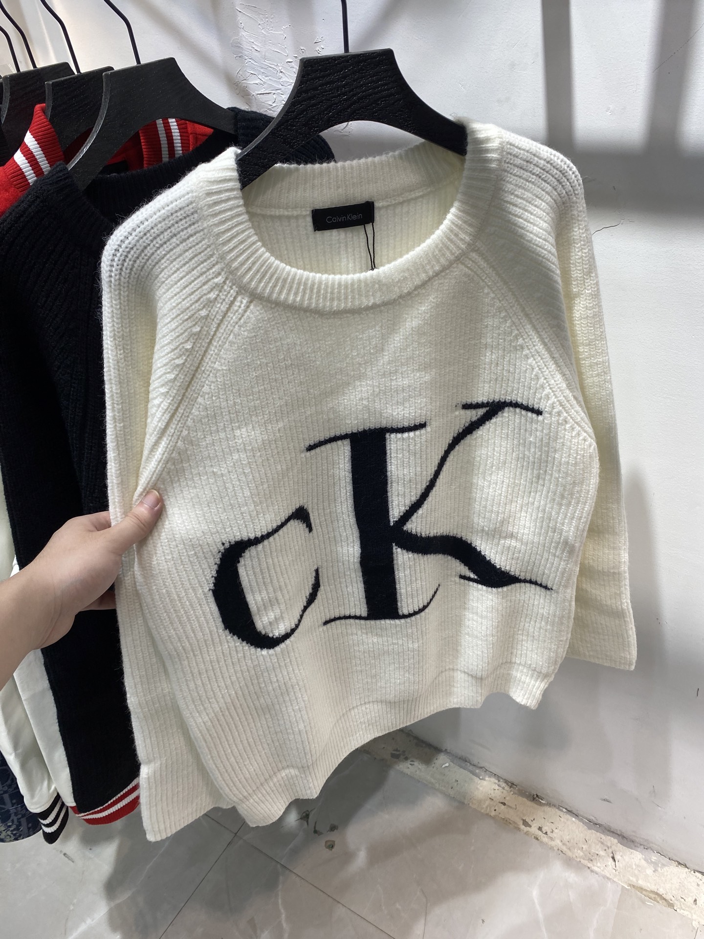 P185💰
款号：zmr116# 
CK爆款大标字母logo针织🧶圆领毛衣 粗针重工制作
面料精选羊毛混纺面料柔软舒适透气亲肤 上身效果极佳 不扎人很舒适 进口机器编织拼接设计 内里包边包条做工高版本 细节完美 版型宽松 良心制作

颜色:白色 黑色
尺码:S M L XL〔图9⃣️尺码表〕