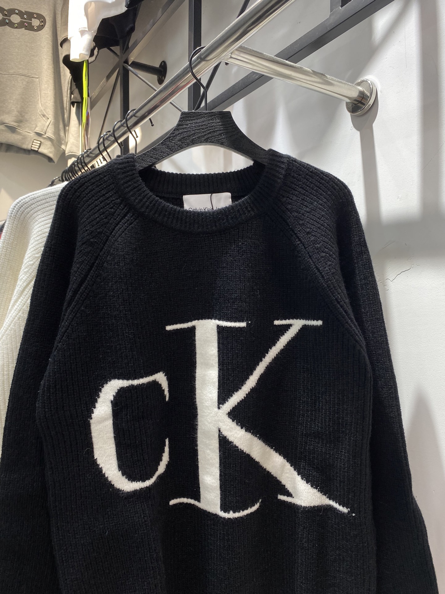 P185💰
款号：zmr116# 
CK爆款大标字母logo针织🧶圆领毛衣 粗针重工制作
面料精选羊毛混纺面料柔软舒适透气亲肤 上身效果极佳 不扎人很舒适 进口机器编织拼接设计 内里包边包条做工高版本 细节完美 版型宽松 良心制作

颜色:白色 黑色
尺码:S M L XL〔图9⃣️尺码表〕