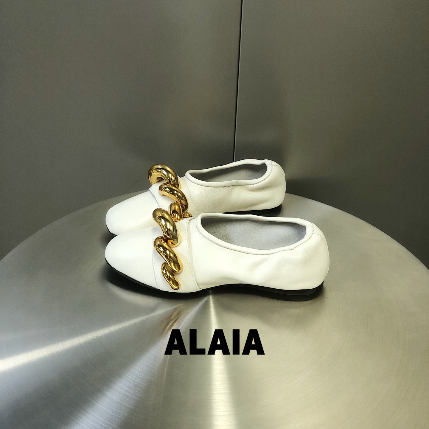 Балетки Alaia белого цвета с декоративной цепью Alaïa